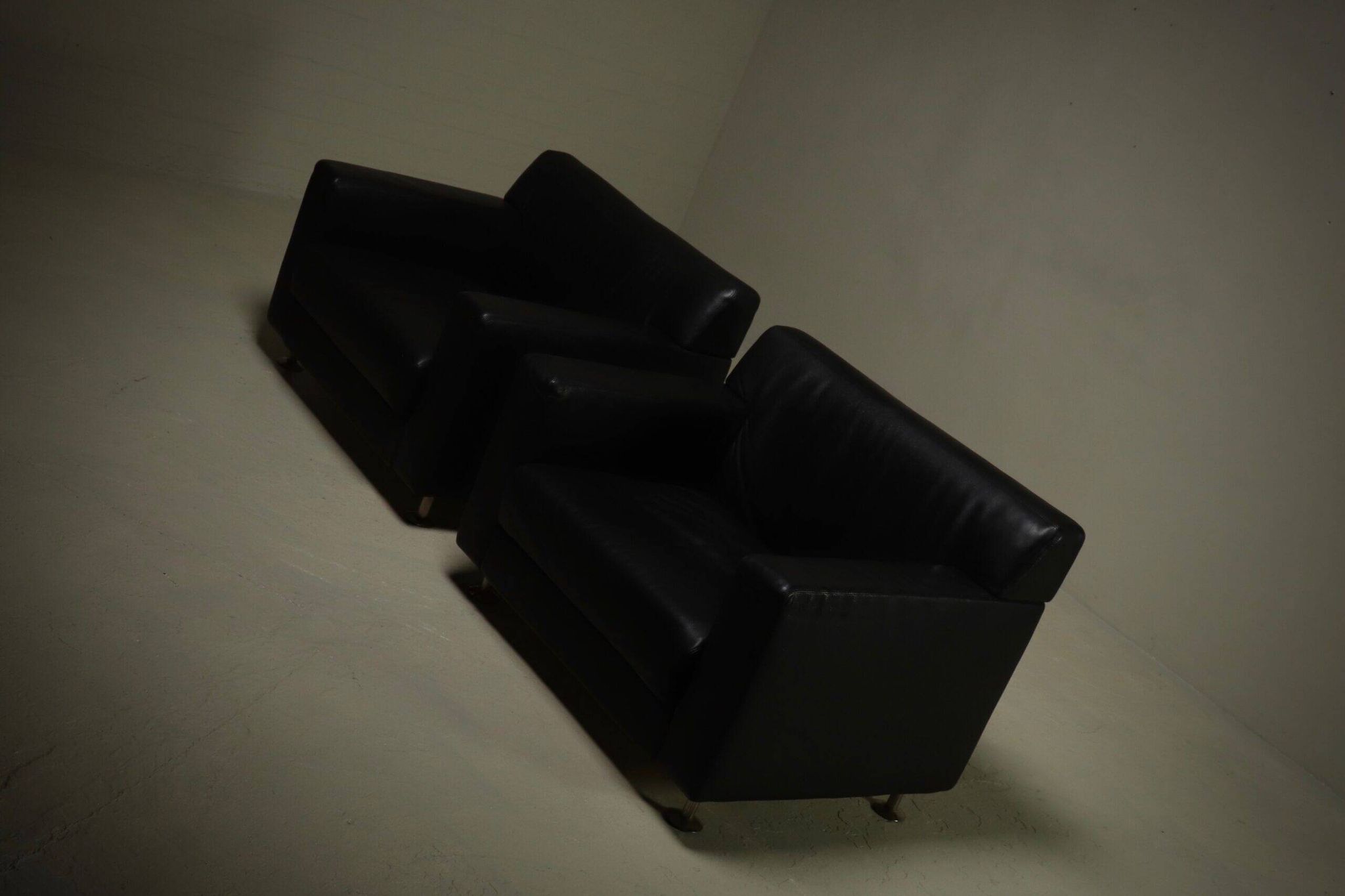 Pair of lounge chairs by Kunihide Oshinomi for Matteo Grassi 1980s