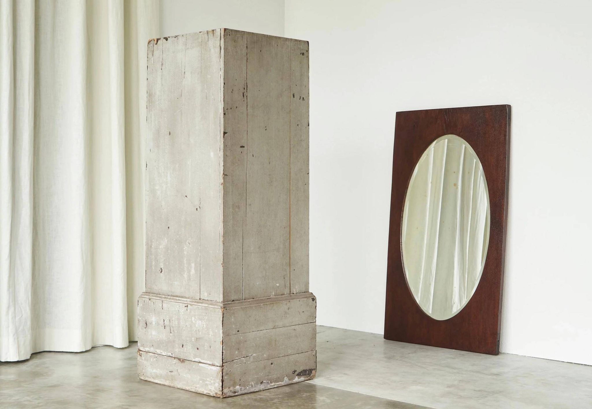 Miroir ovale facetté cadre rectangulaire chêne années 1920