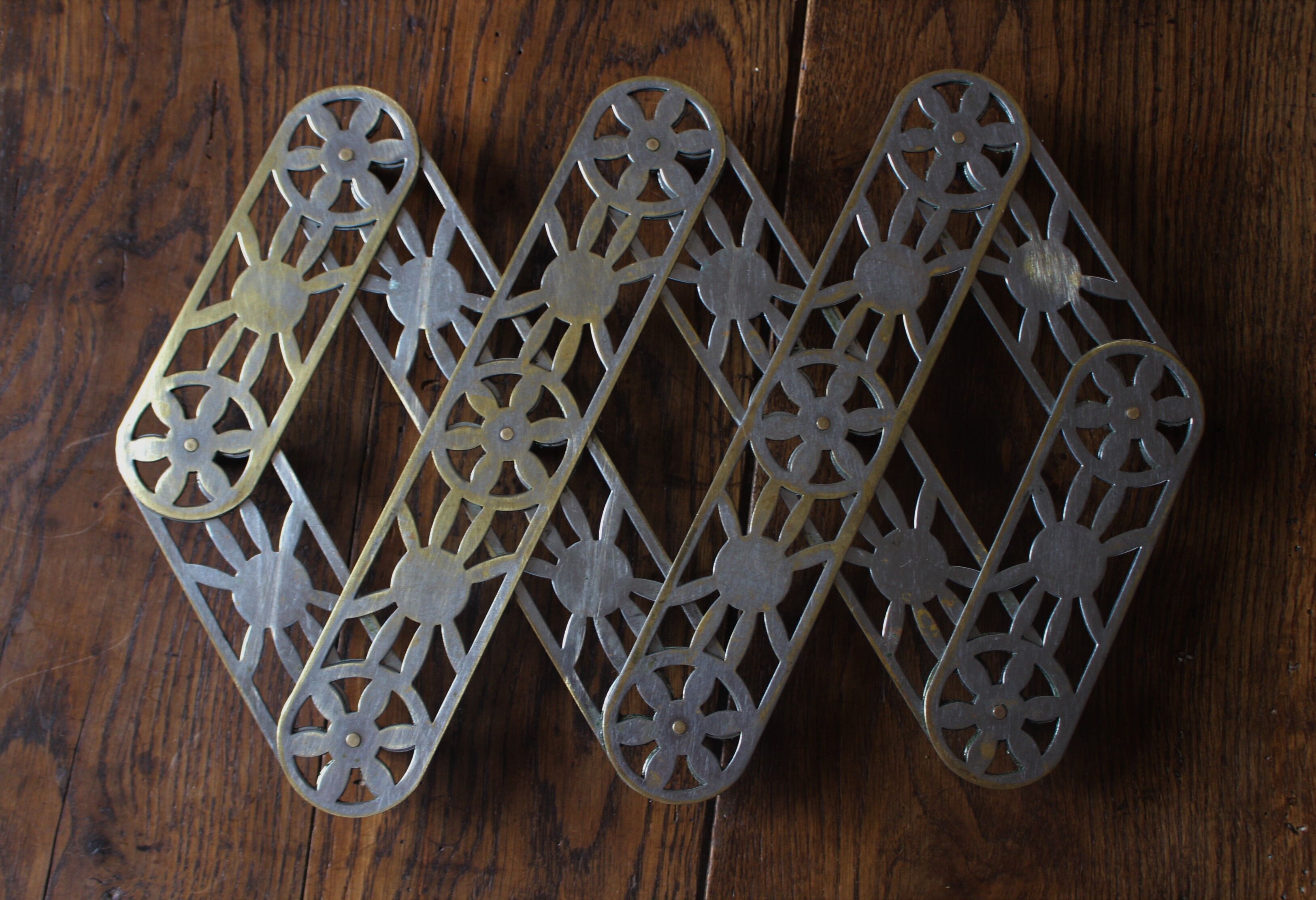 Folding metal trivia vintage flowers