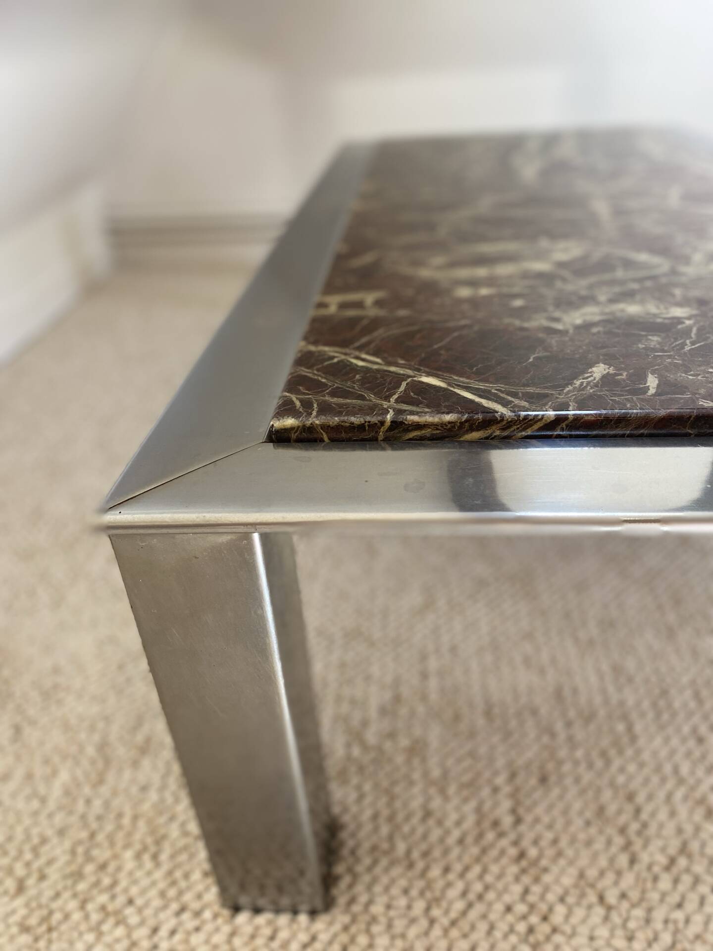 Table basse Roche Bobois en métal chromé et marbre