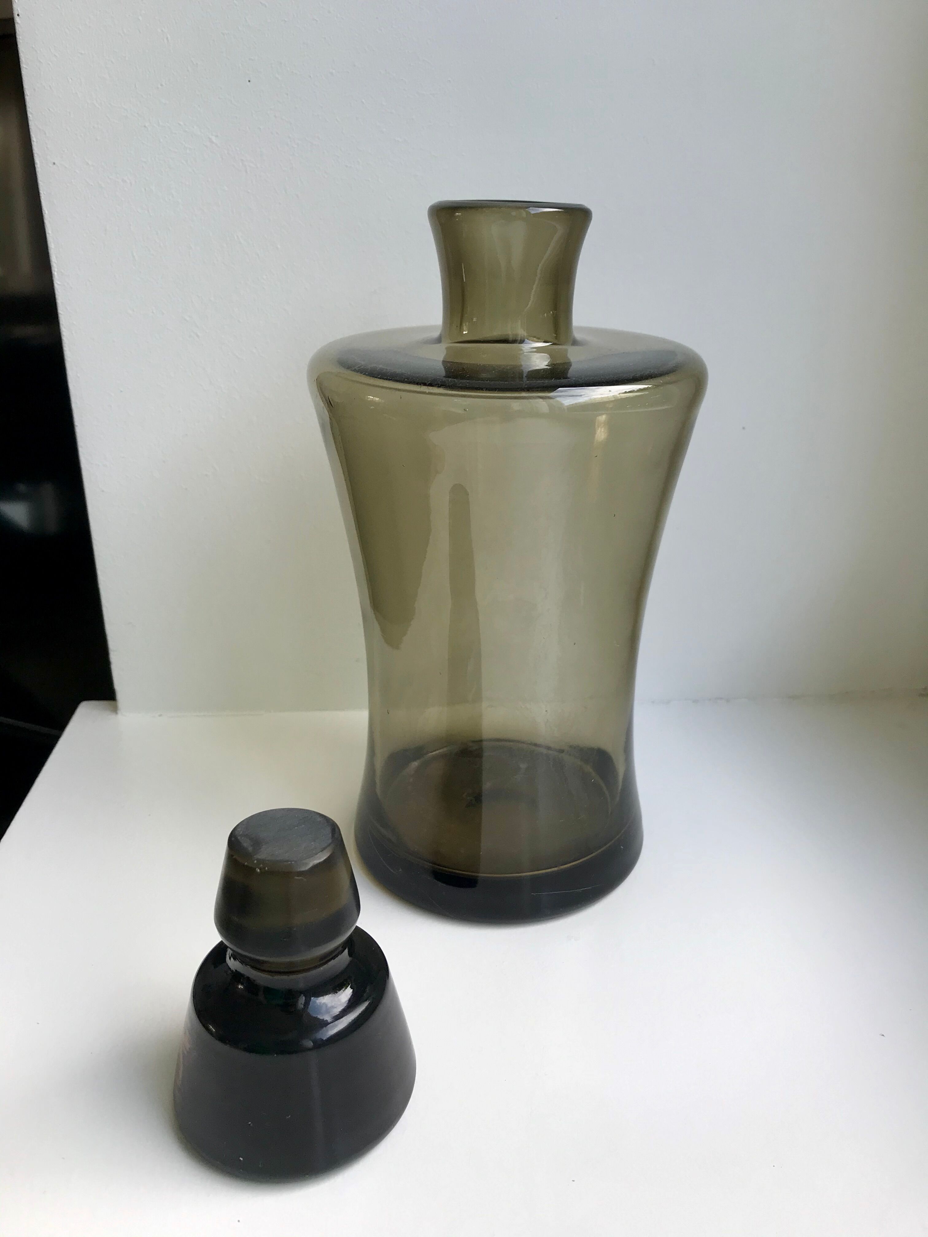 Carafe en verre fumé années 70