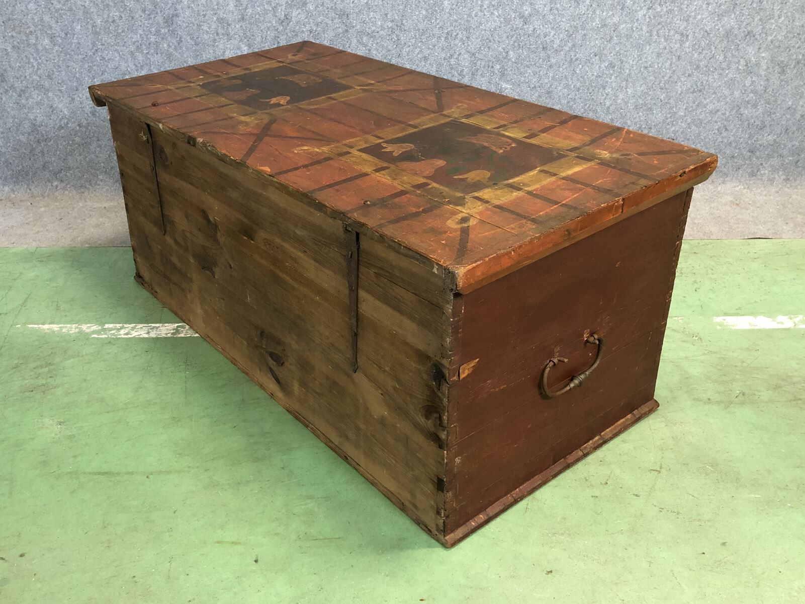 Fir chest with original painting-early twentieth