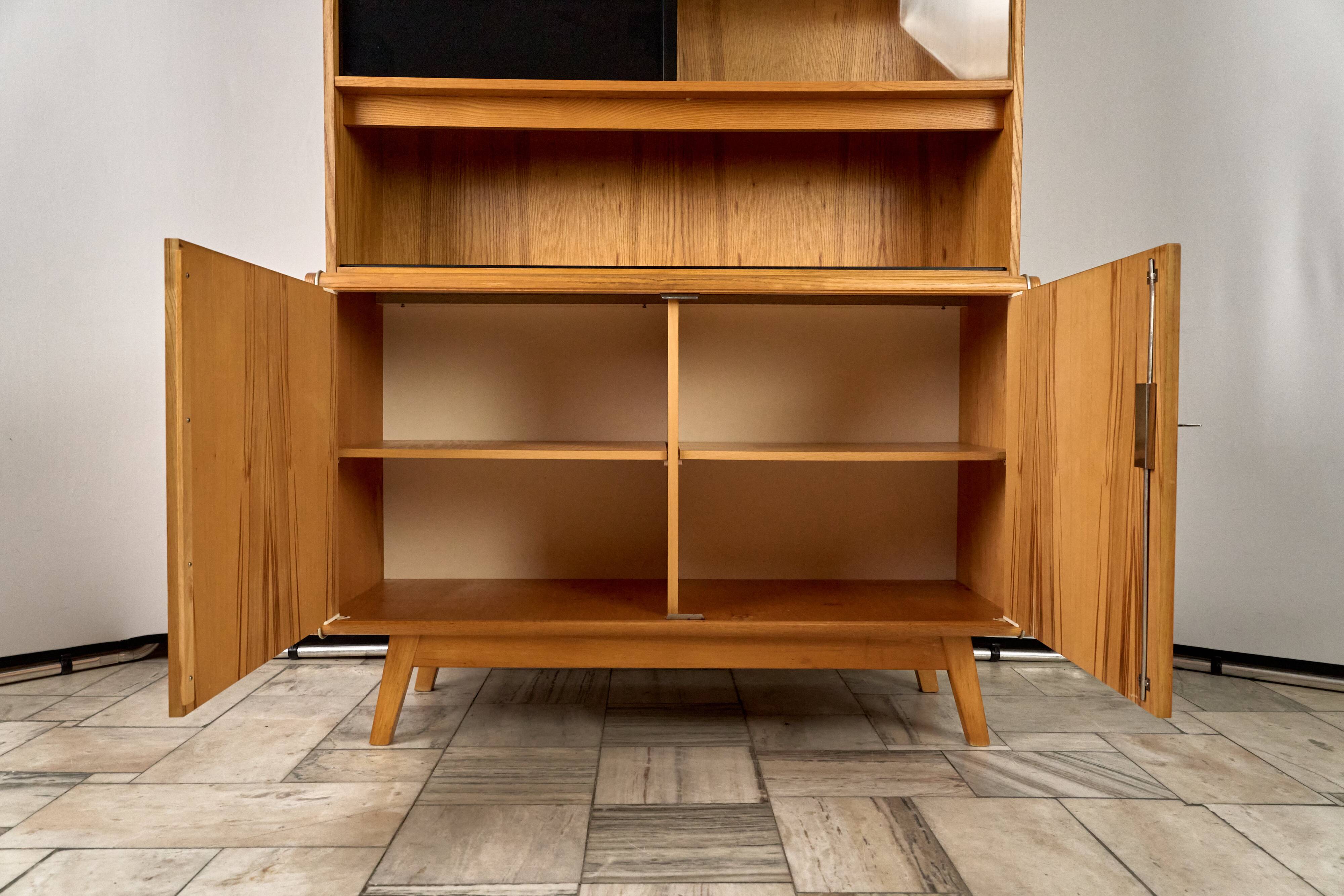 Vitrine par Hubert Nepožitek et Bohumil Landsman pour Jitona, années 1970.