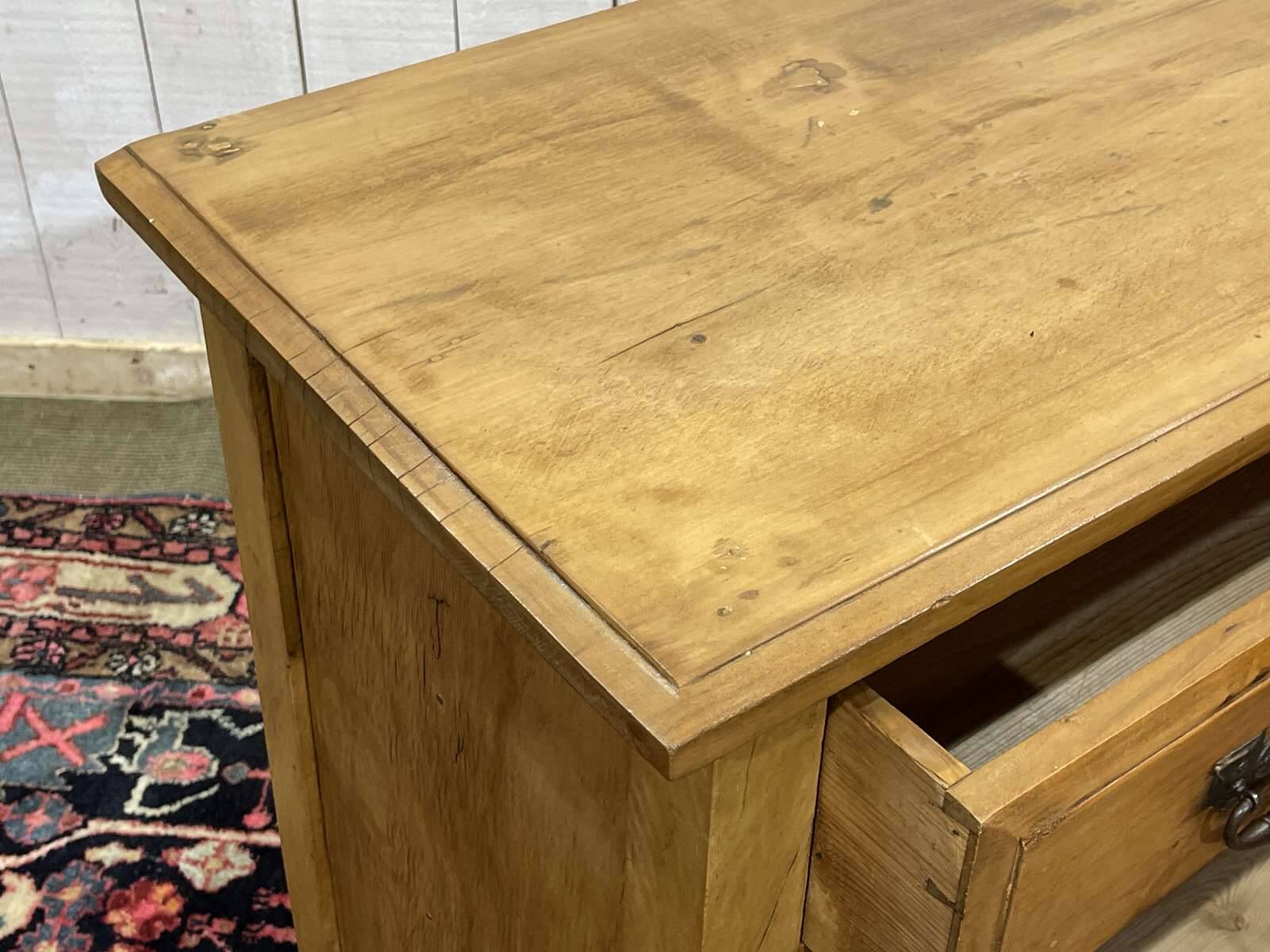 Commode anglaise en noyer du début XXème