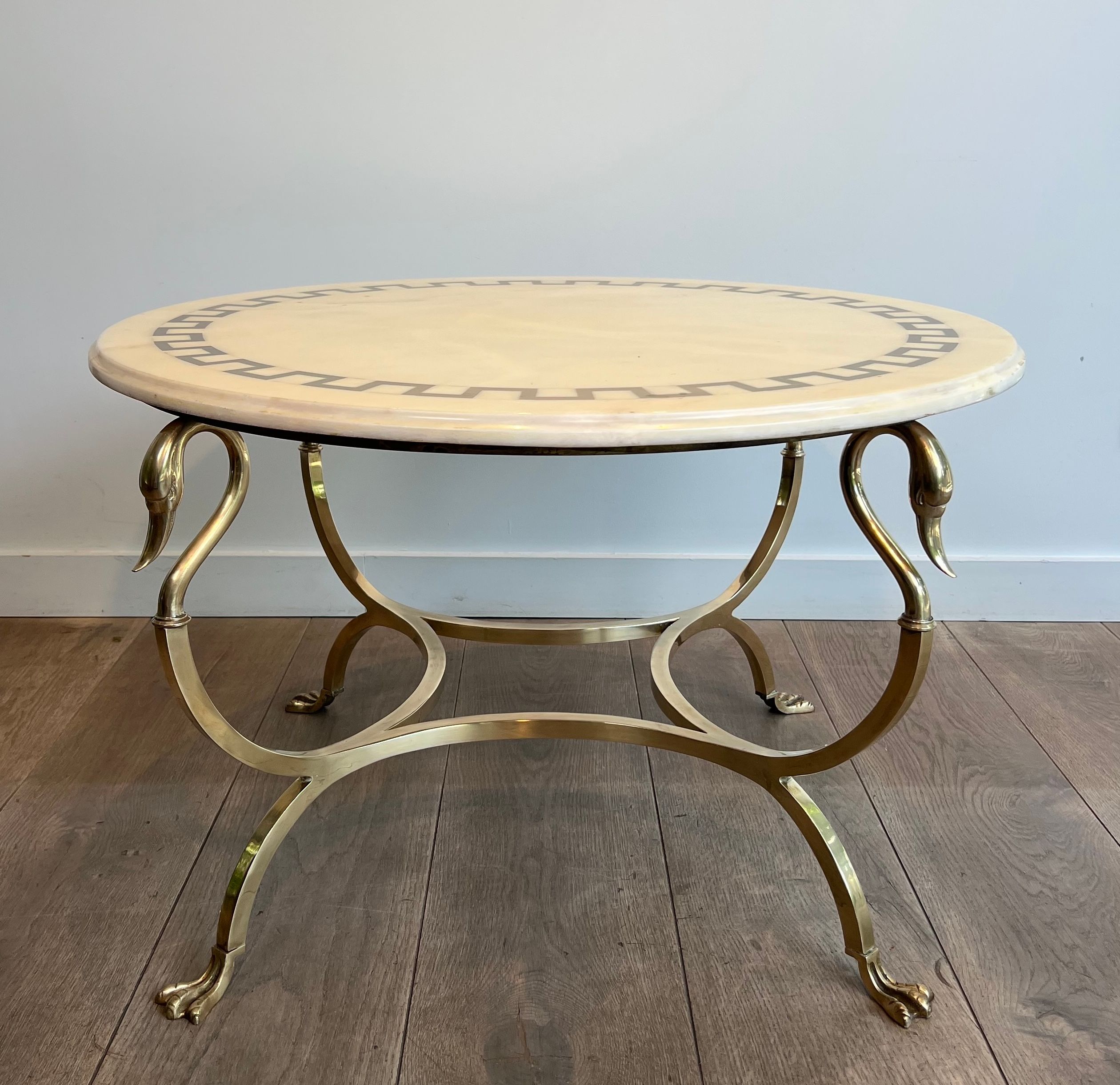 Table basse ronde Maison Jansen de style néoclassique en laiton à cols et pattes de cygnes et plateau de marbre incrusté de laiton