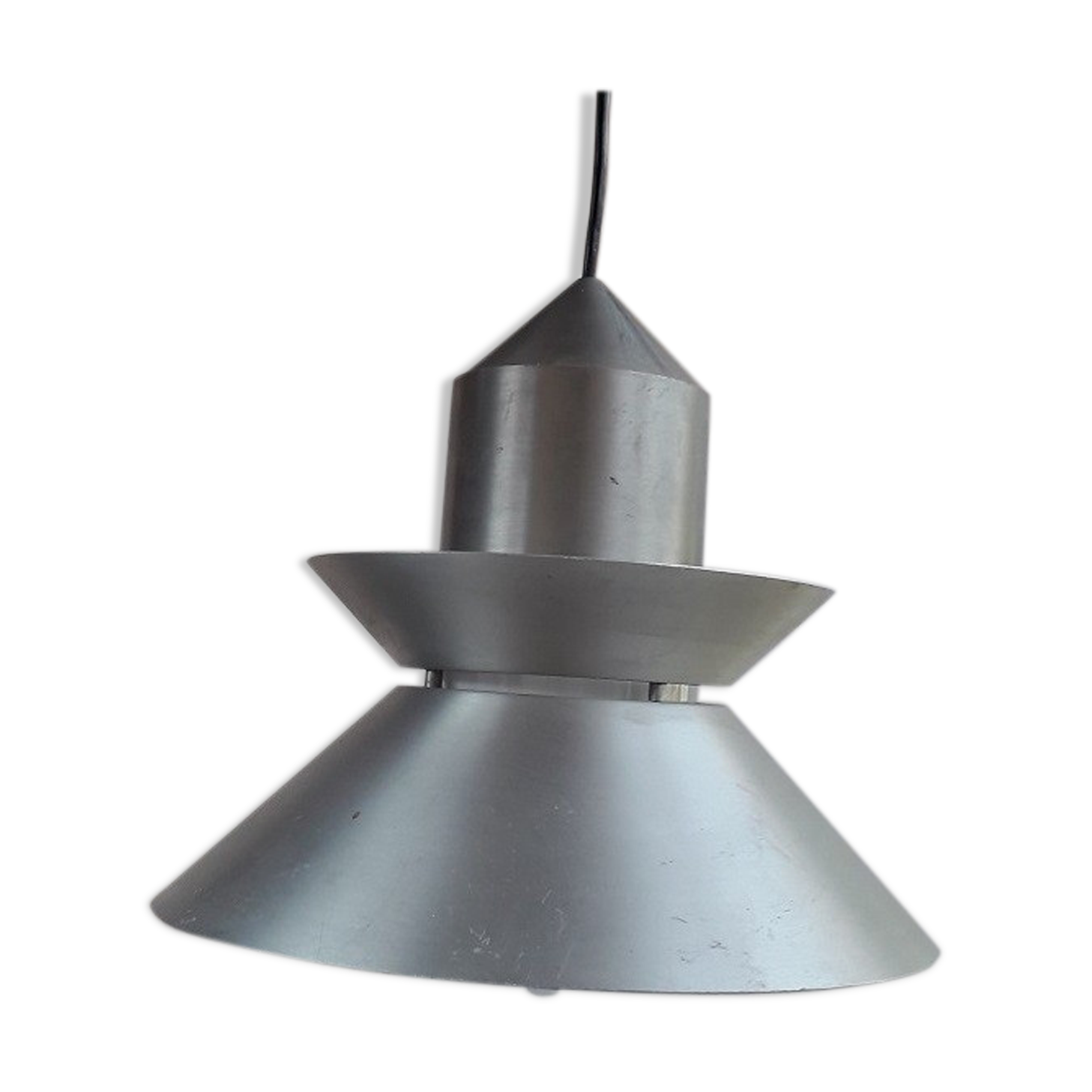 Metal and opaline suspension