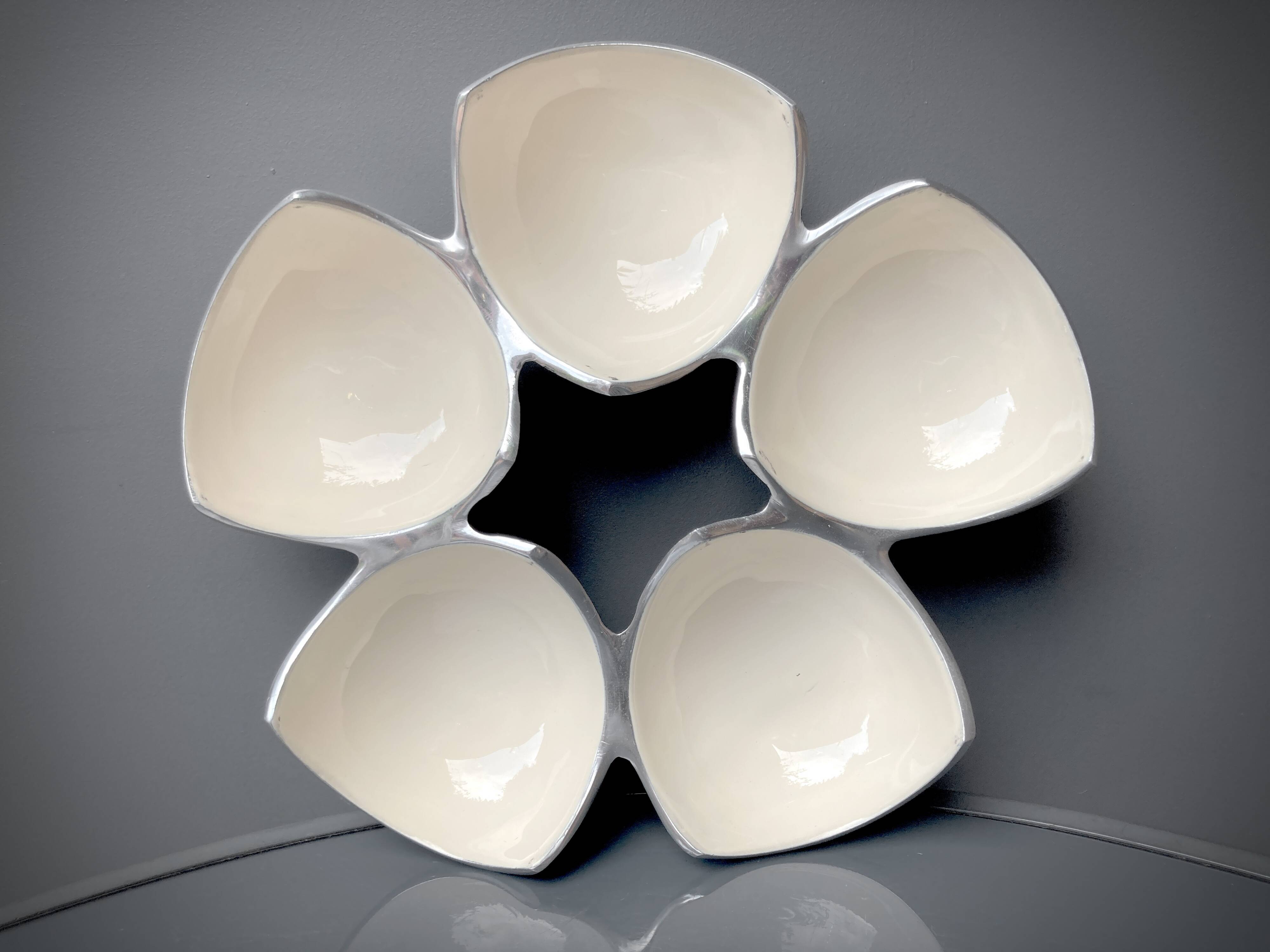 Ensemble de plats compartimentés en Inox Massif et émail écru