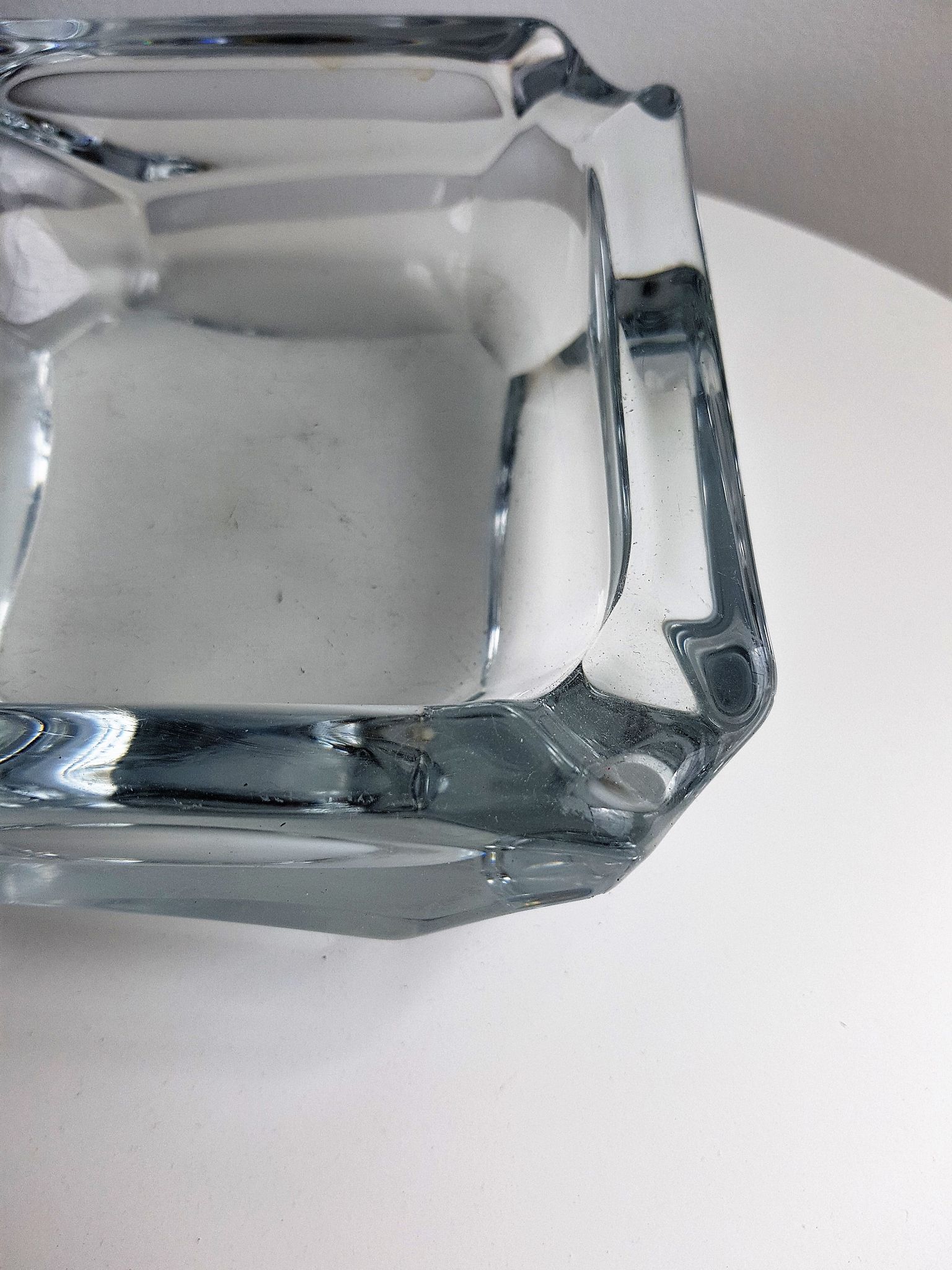 Cendrier en verre de forme carrée