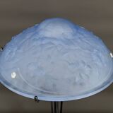 Lampe en fer forgé et abat-jour en verre bleu aux clématites, France, Art Déco, circa 1920