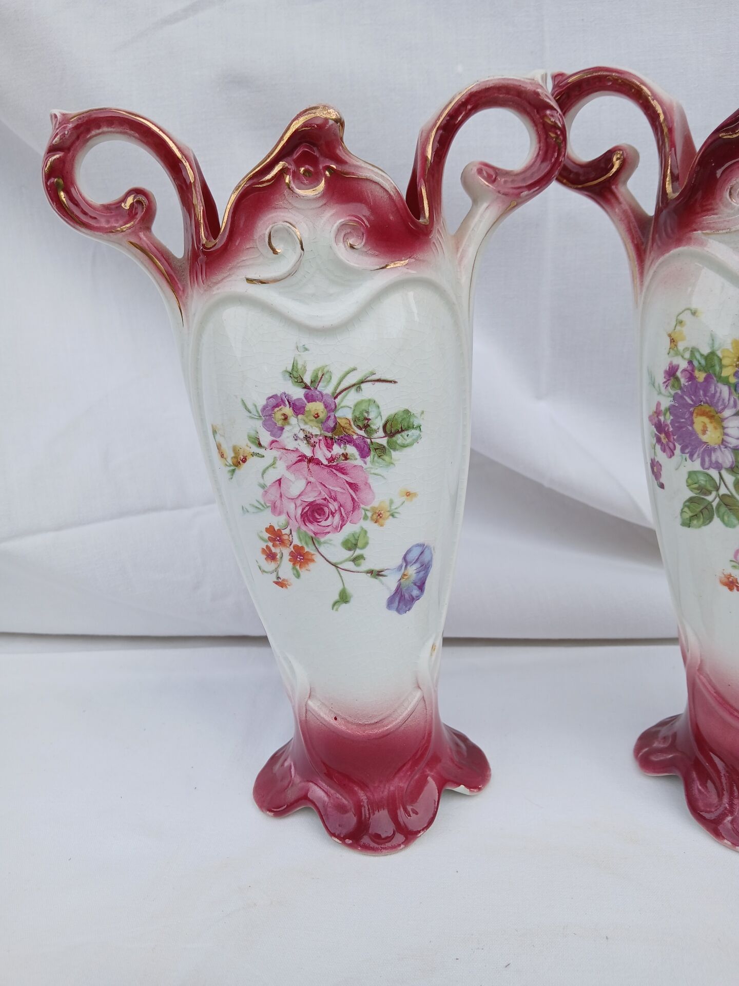 Paire d'anciens vases en barbotine d'Onnaing