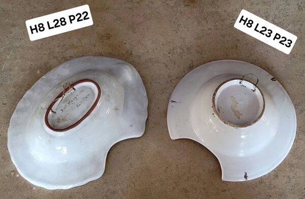 Deux plats a barbe anciennes en faïence décorée, peintes à la main