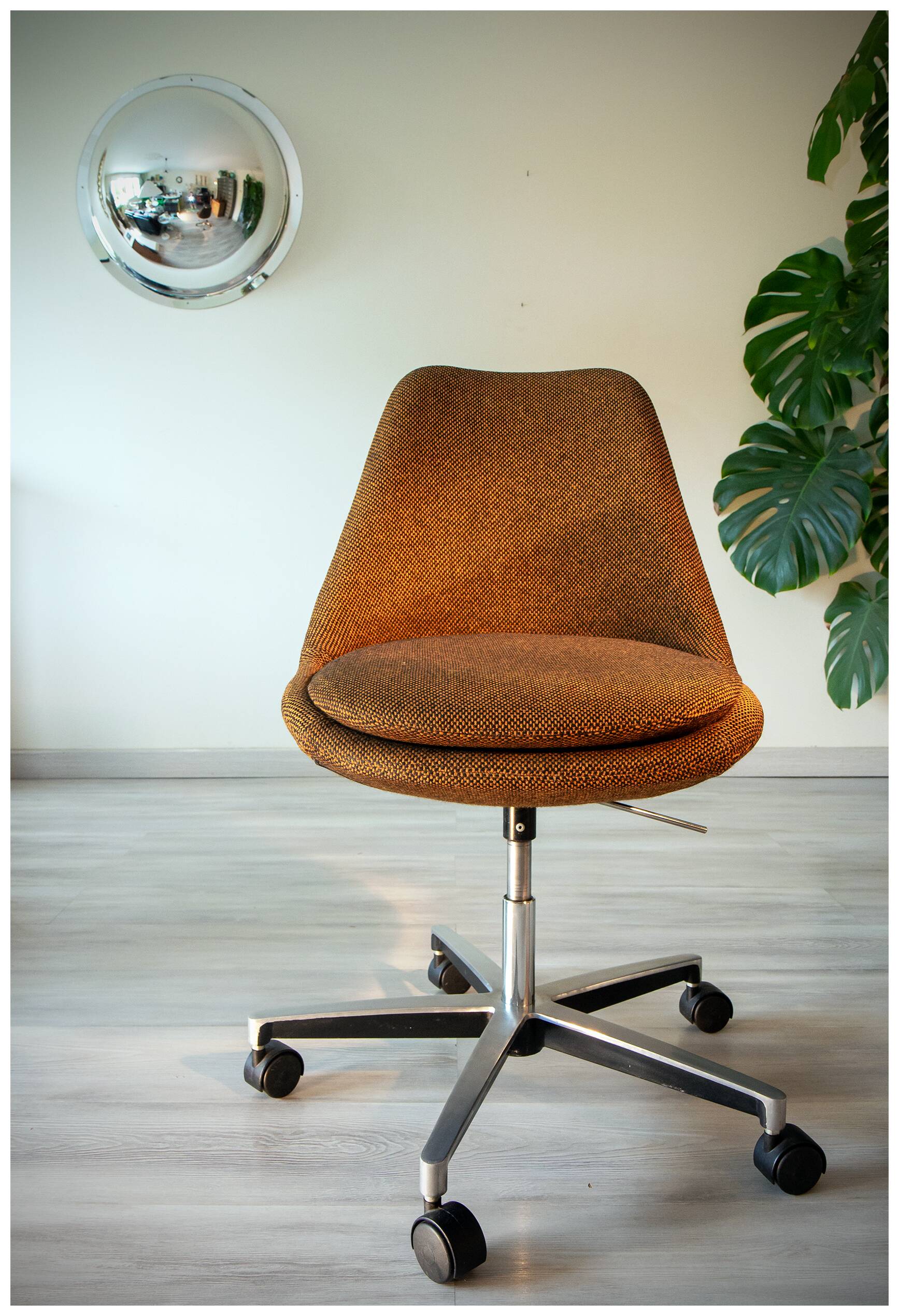 Chaise tulipe 70's, tissus lainé orangé et fonte d'aluminium