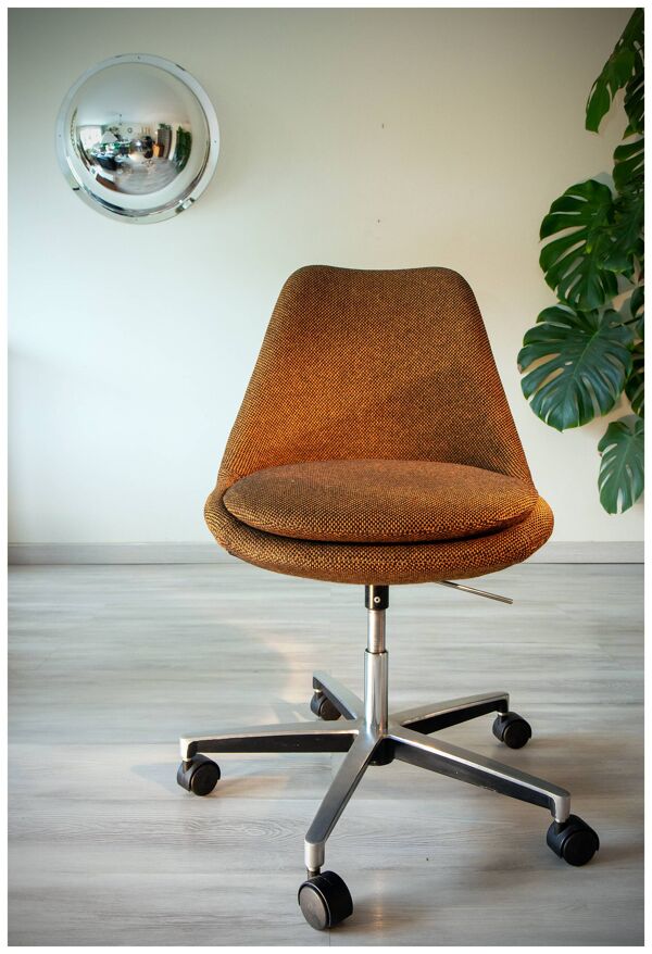 Chaise tulipe 70's, tissus lainé orangé et fonte d'aluminium