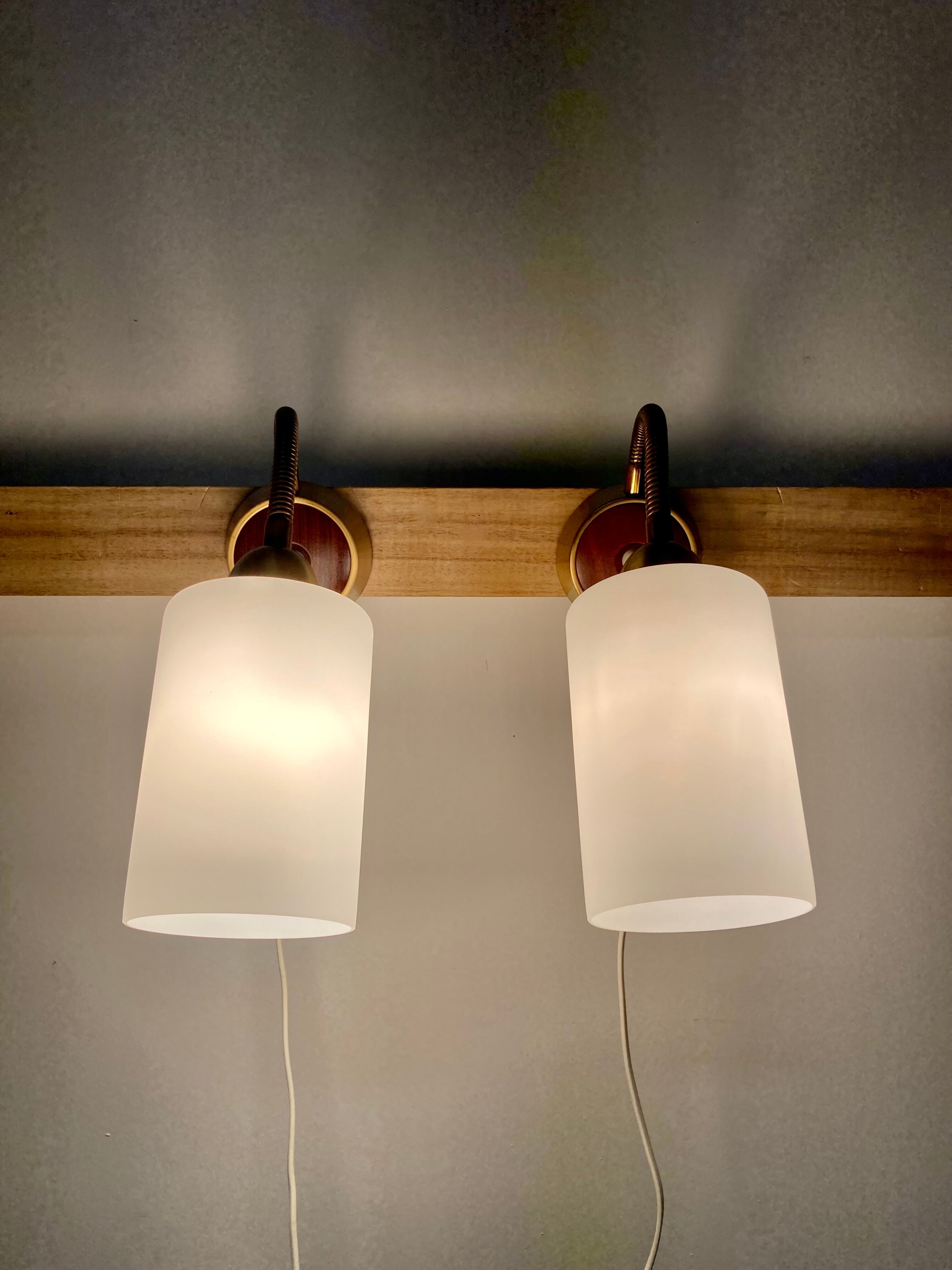Paire d'appliques teck et opaline design scandinave 1950