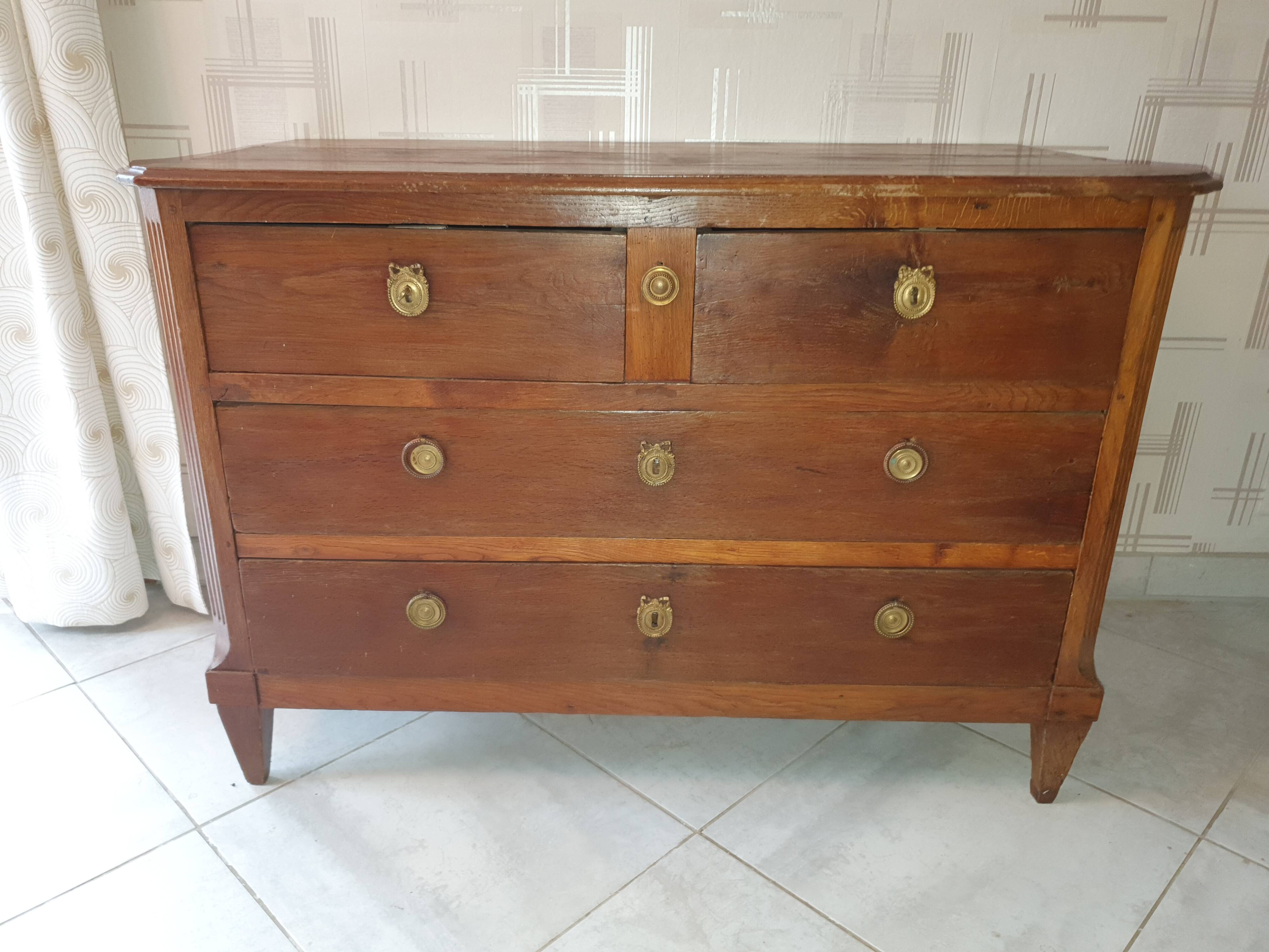 Oak chest of drawers