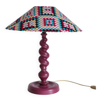 Lampe à poser en bois tourné et abat-jour conique imprimé