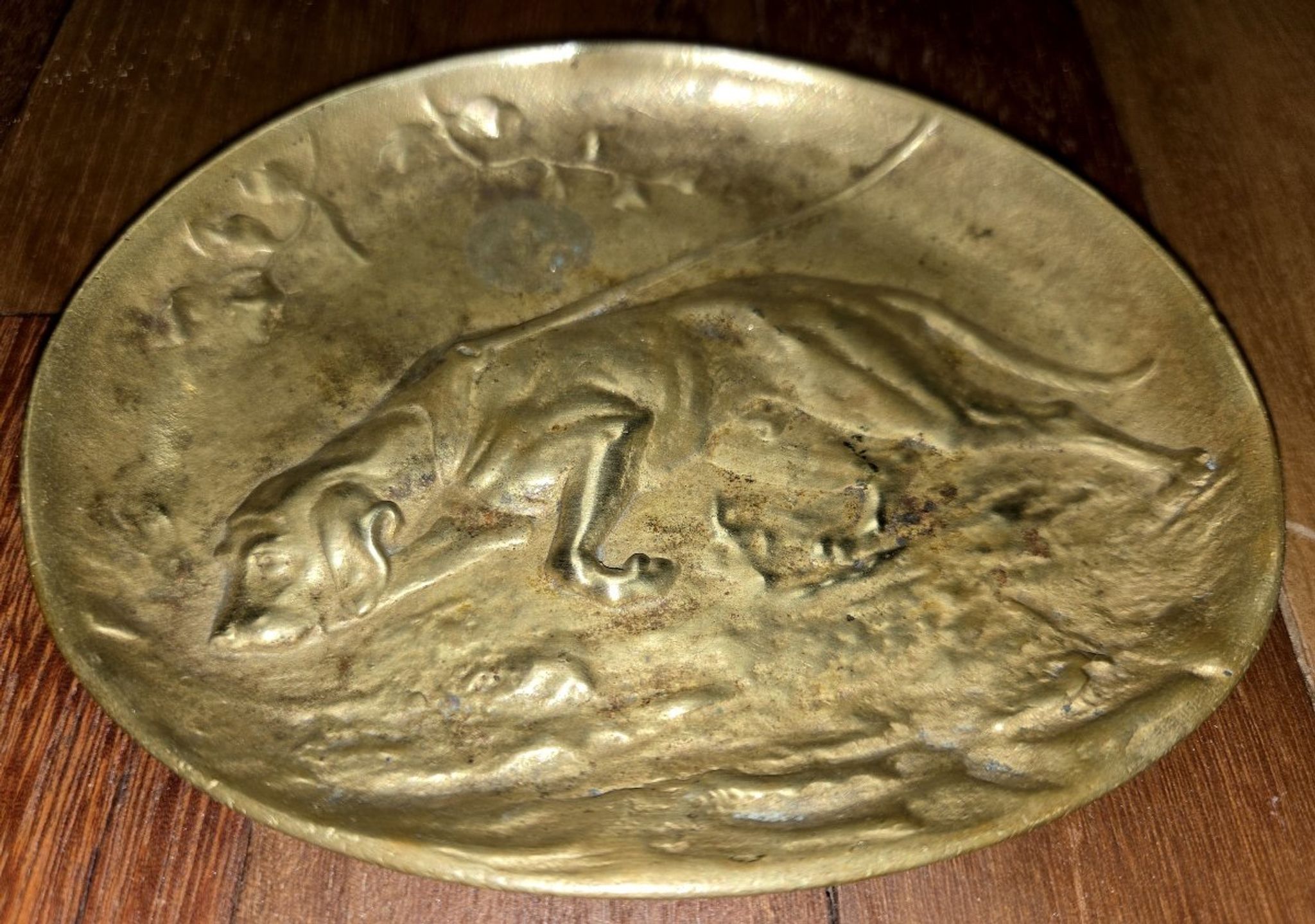 tray / gilded bronze bowl depicting a hunting dog