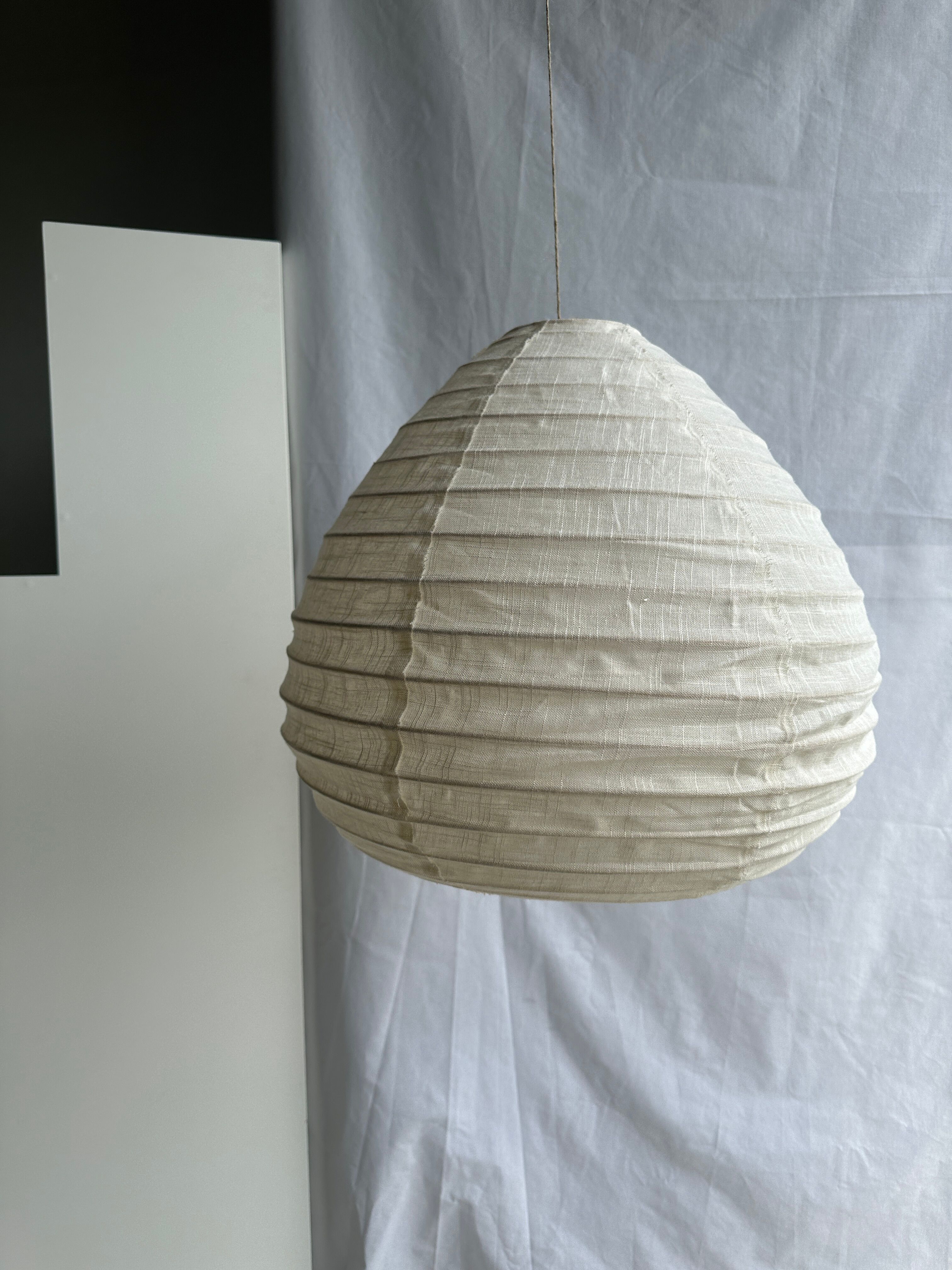 Suspension in rattan and natural japanese linen in the shape of a drop