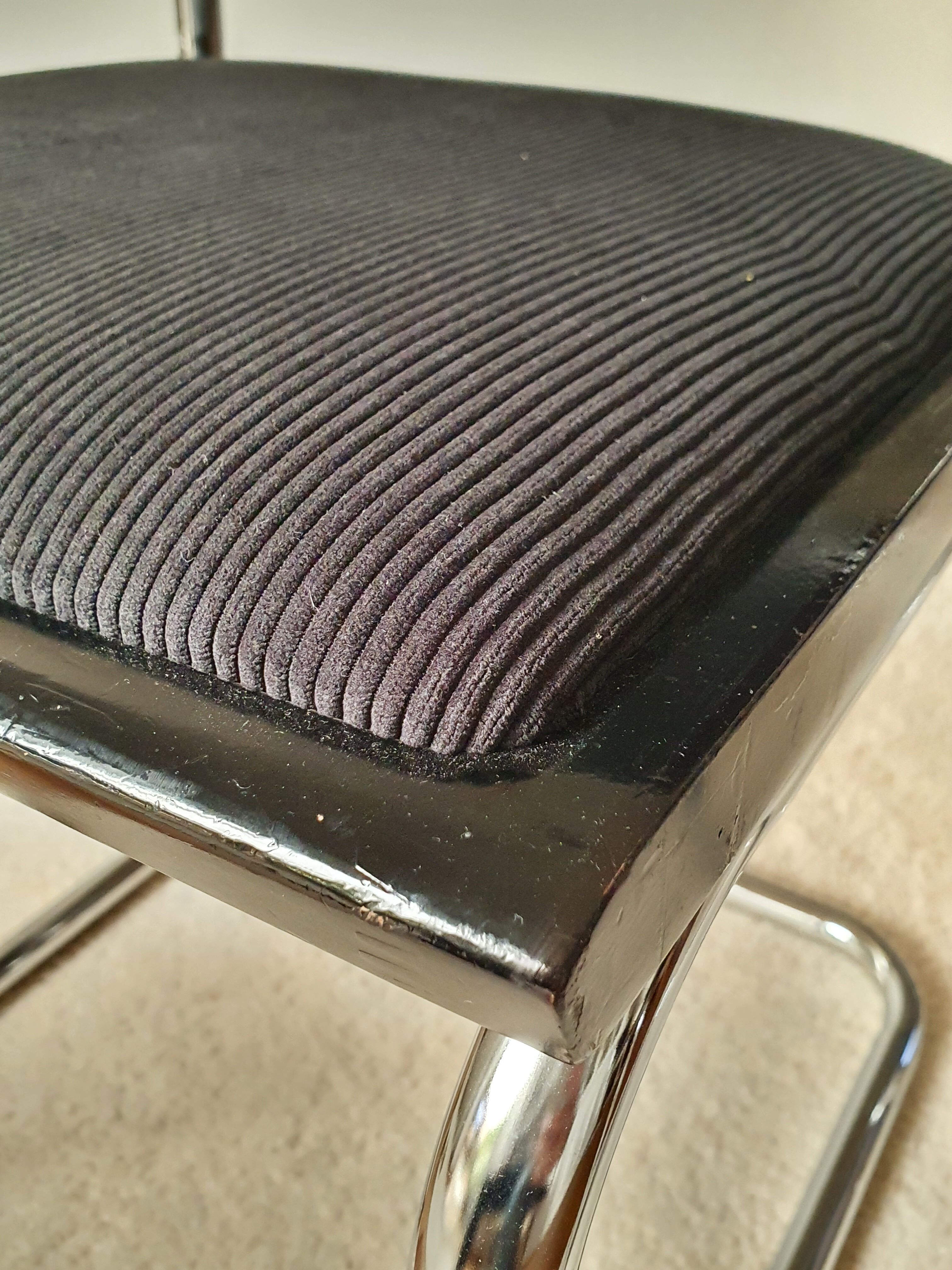 Série de 4 chaises B32 Marcel Breuer en velours côtelé noir