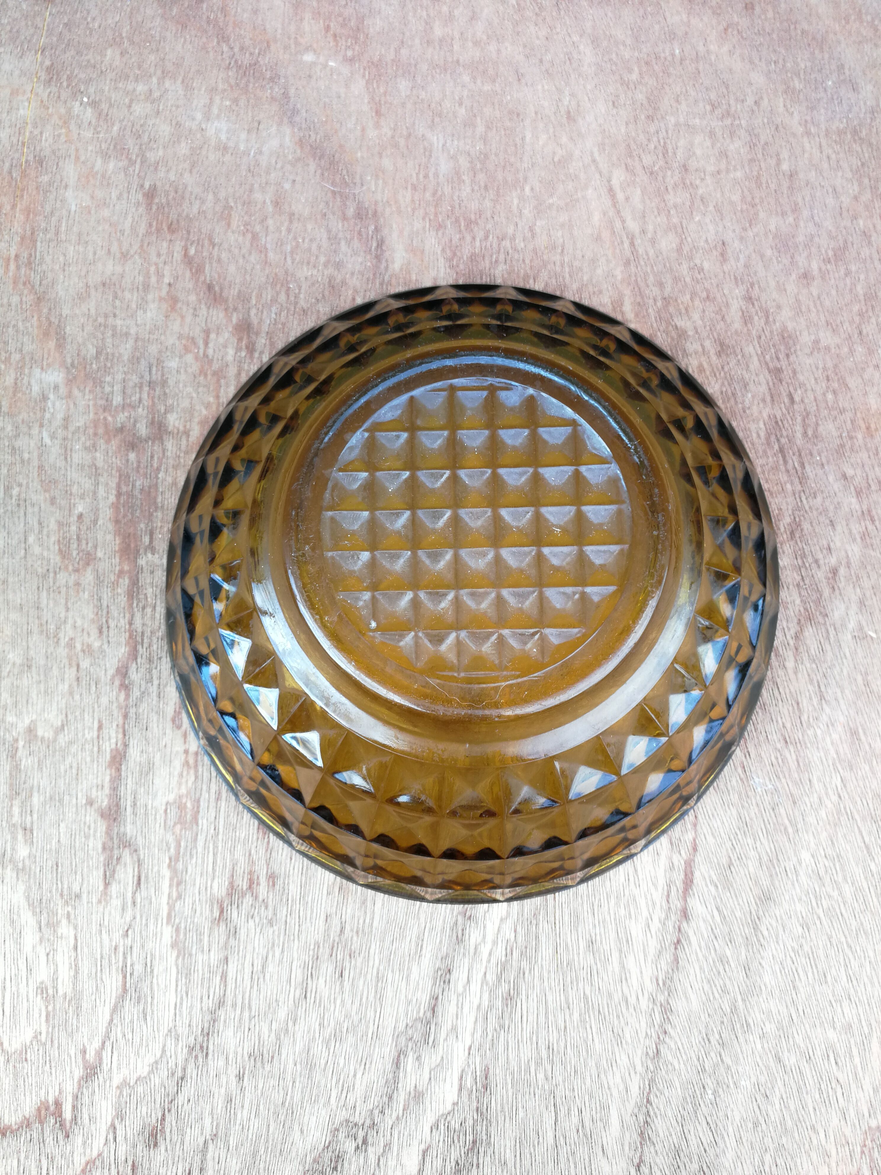Saladier en verre ambré ciselé