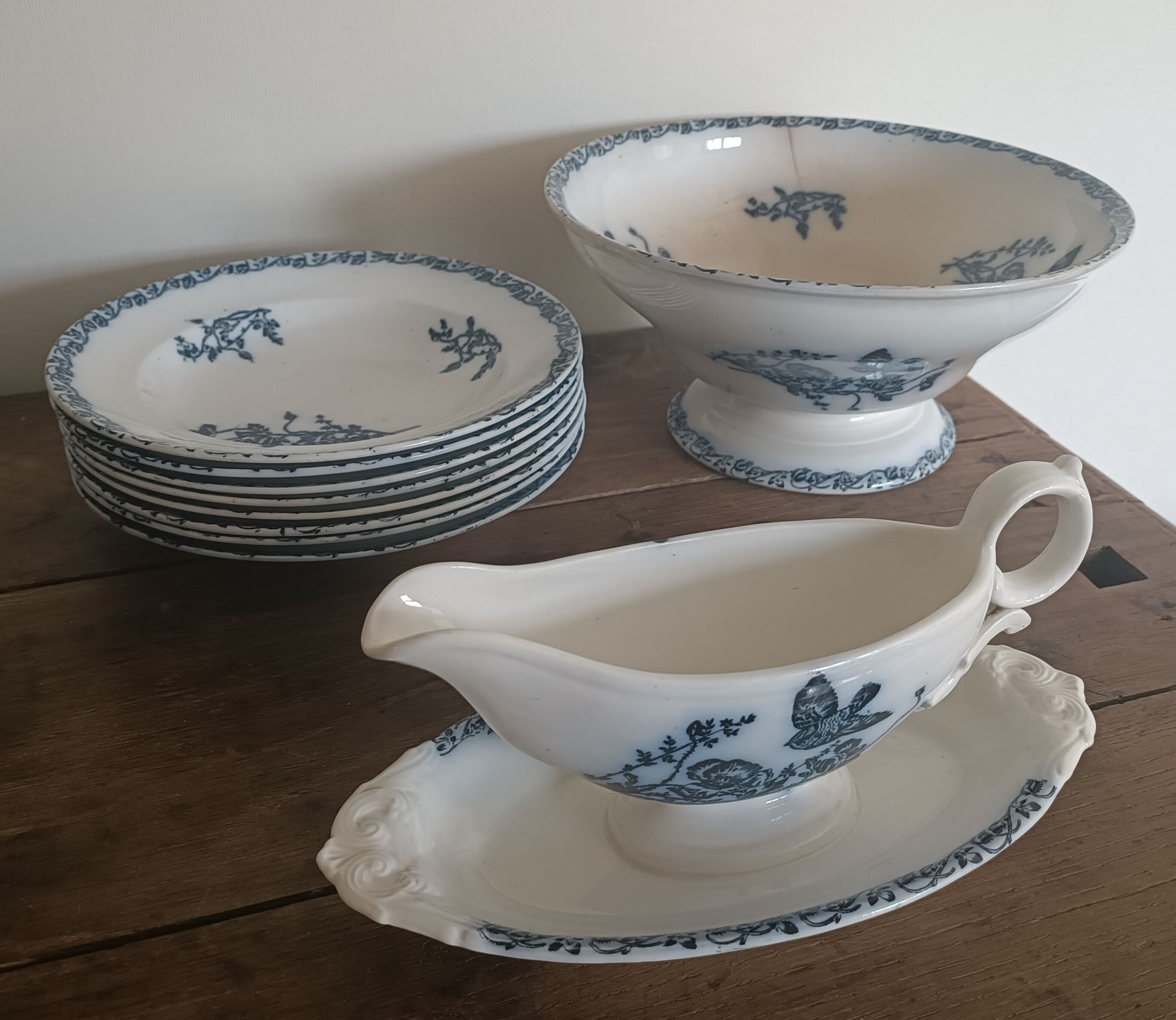 Onnaing iron earth service, plates, salad bowl and sausage maker