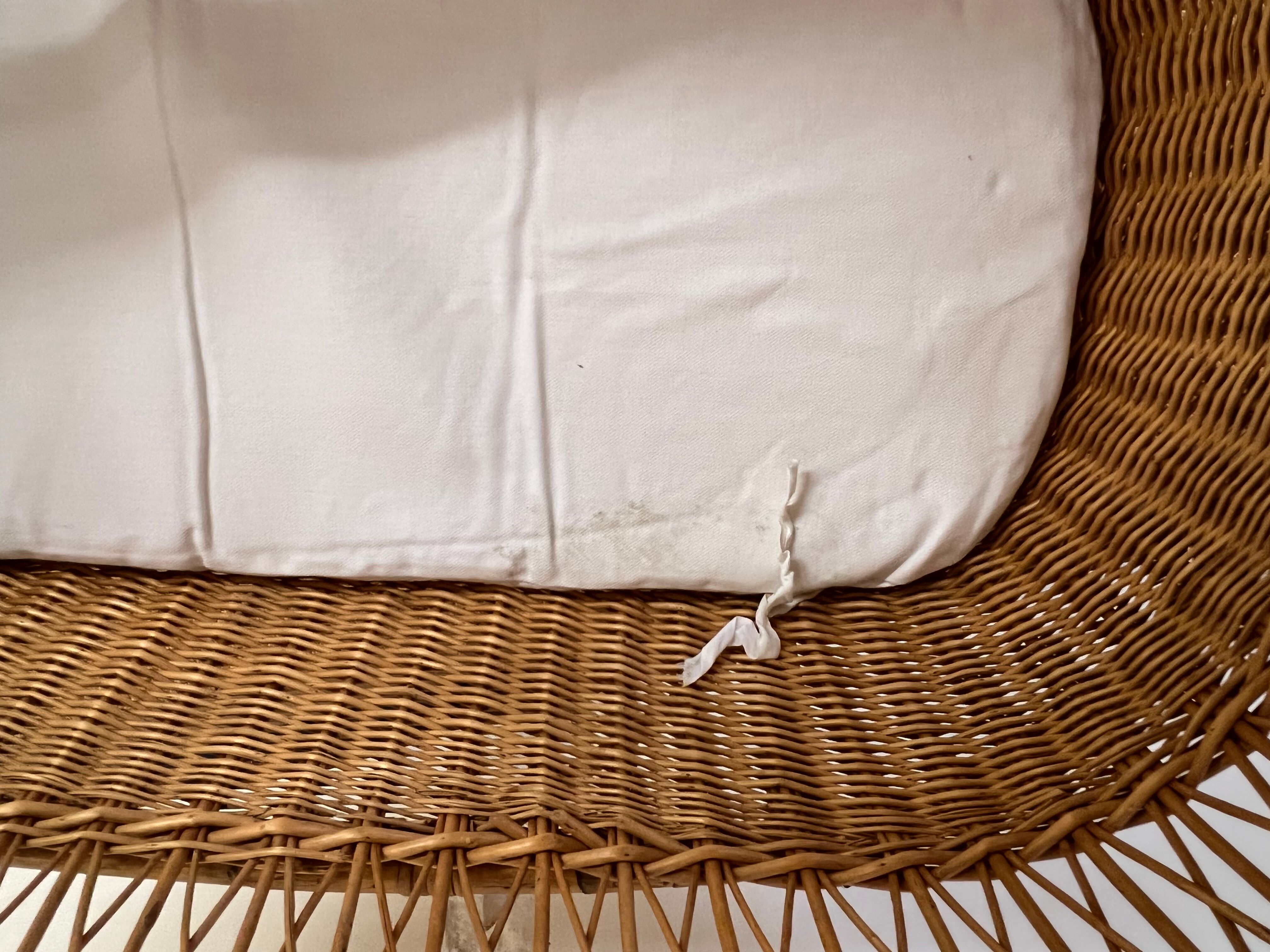 Rattan cradle on wheels