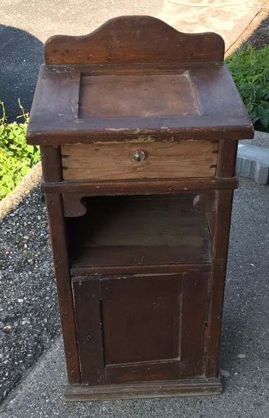 Table de nuit en pin, vers les années 1900