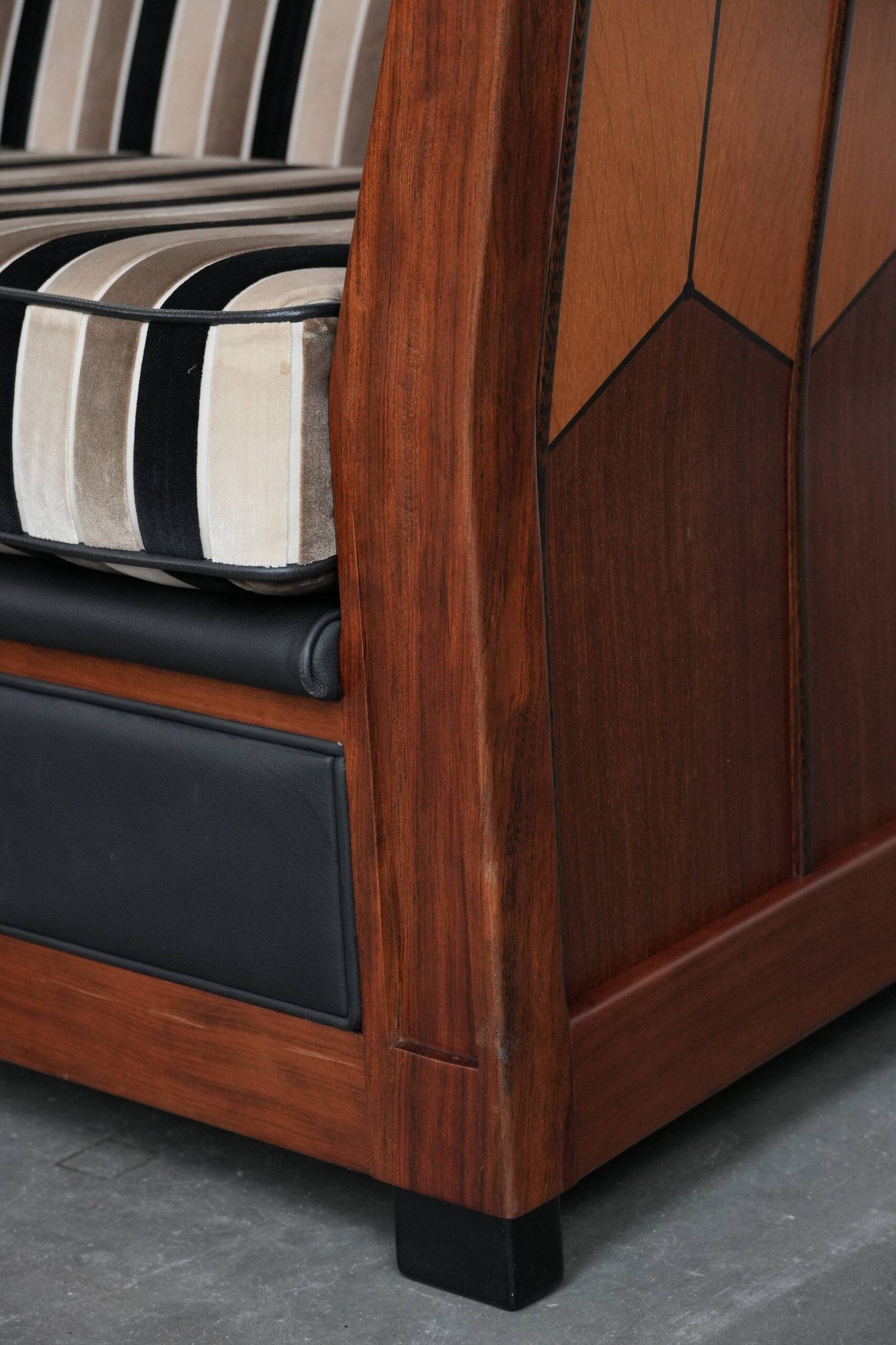Canapé 2,5 places de luxe au design Art Déco, avec de magnifiques boiseries et un revêtement en tissu de haute qualité.