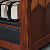 Canapé 2,5 places de luxe au design Art Déco, avec de magnifiques boiseries et un revêtement en tissu de haute qualité.