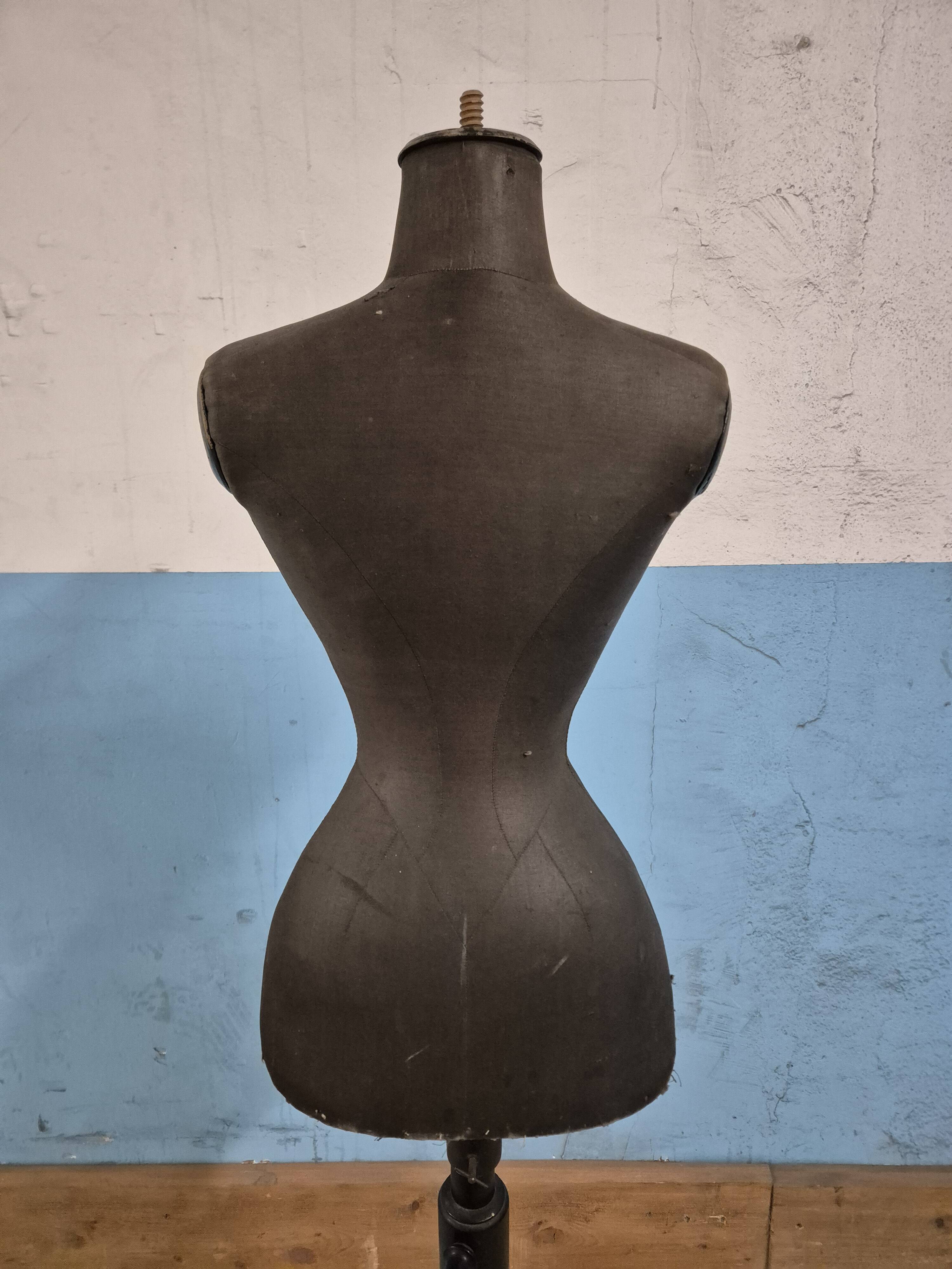 Dressmaker's mannequin