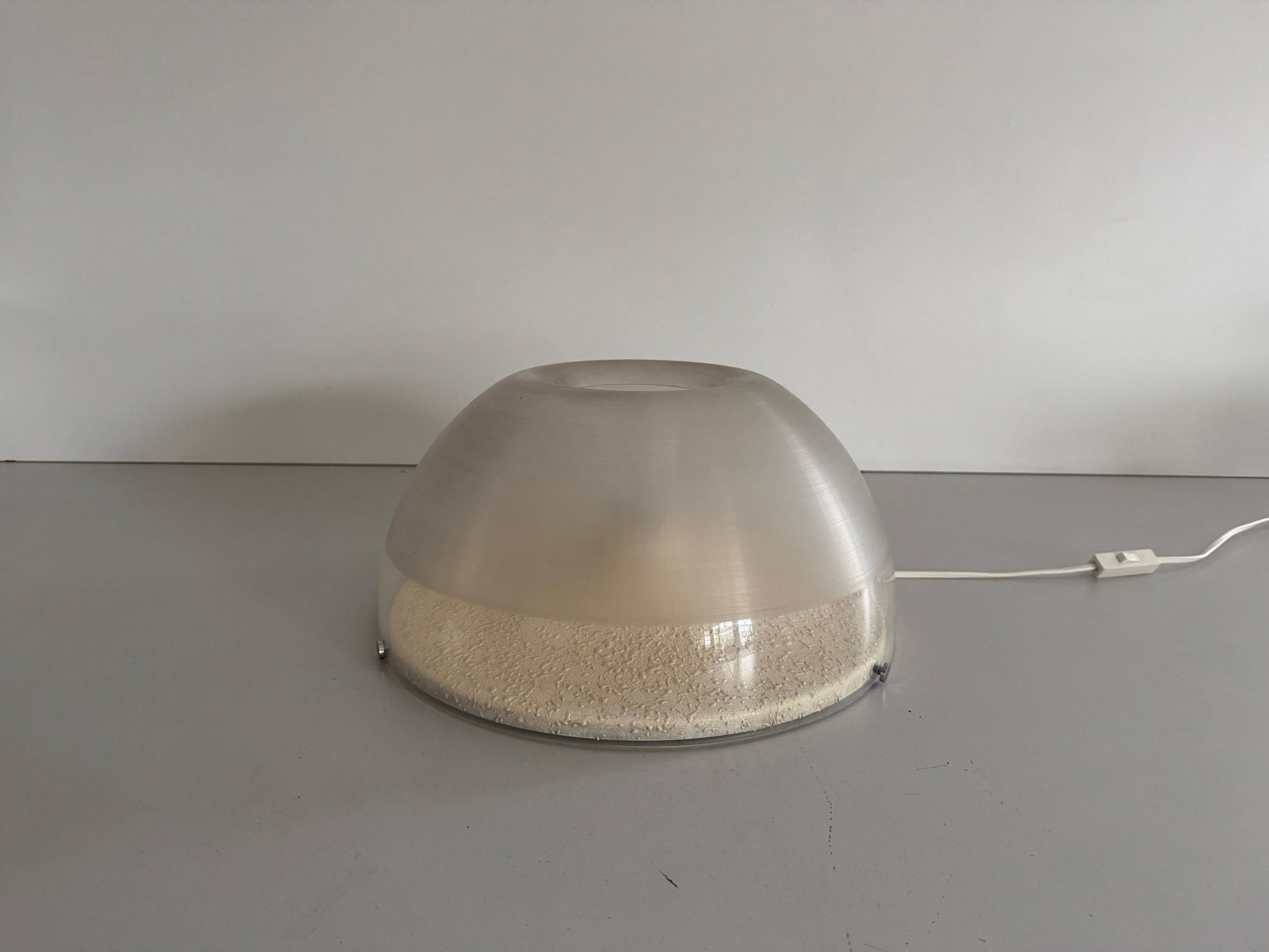 Lampe de table en métal semi-transparent et plexiglas par Harvey Guzzini, années 1960, Italie