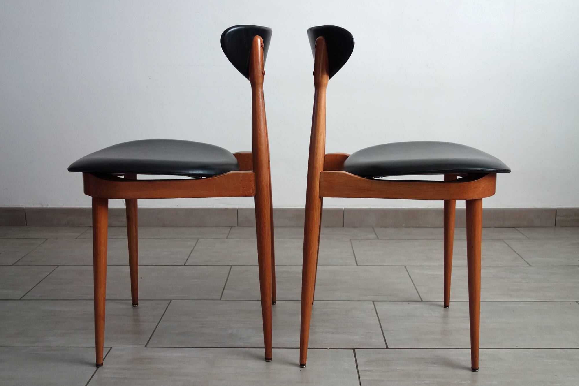 Paire de chaises modèle Licorne de chez Baumann