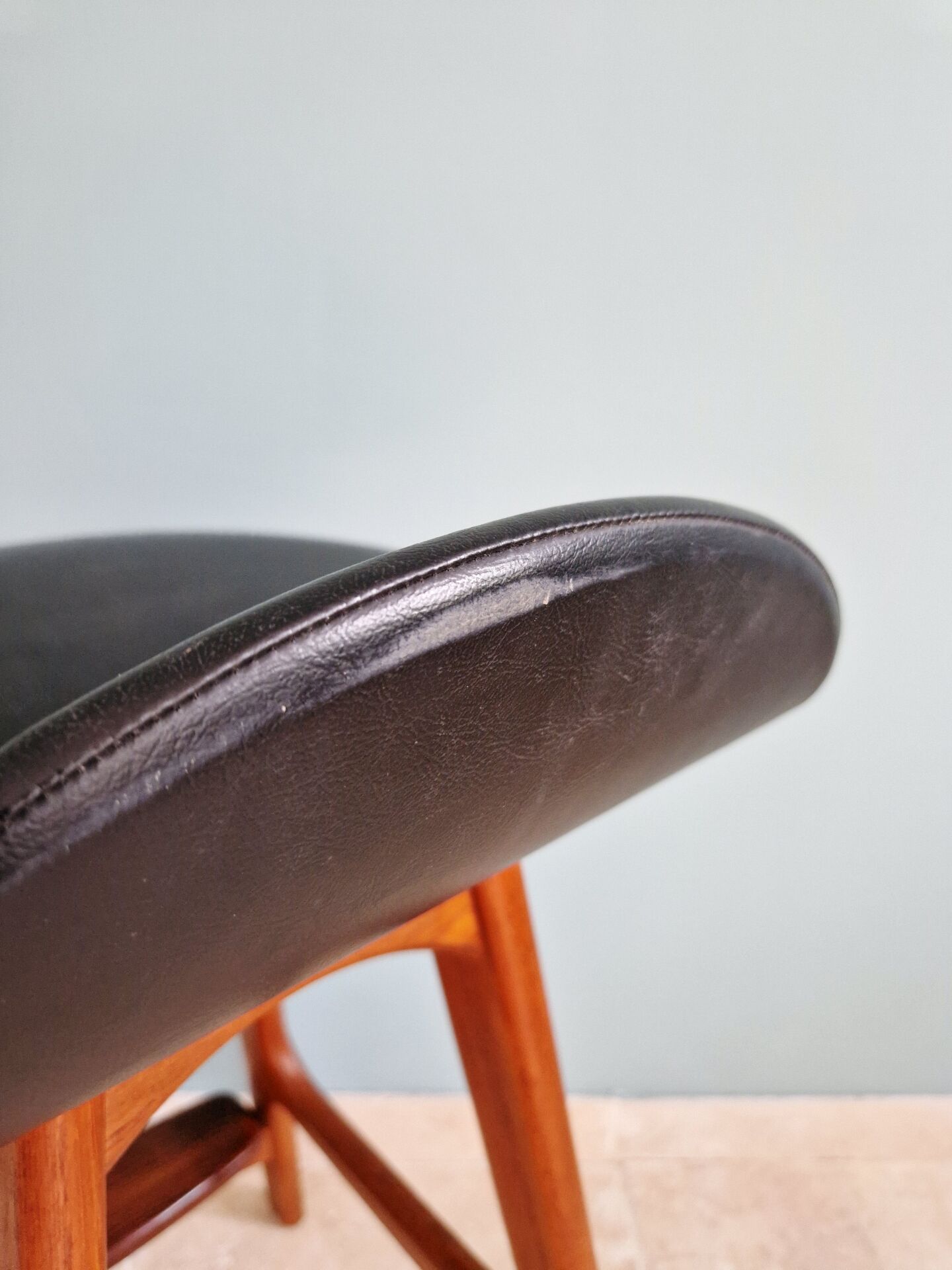 Scandinavian stool in solid teak, design by Erik Buch, Denmark, 1960.