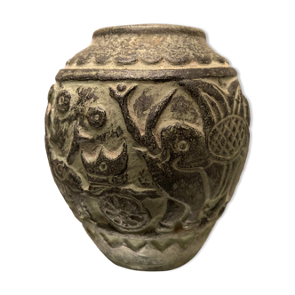 Vase en terre cuite à patine de fouille verte à décor animalier