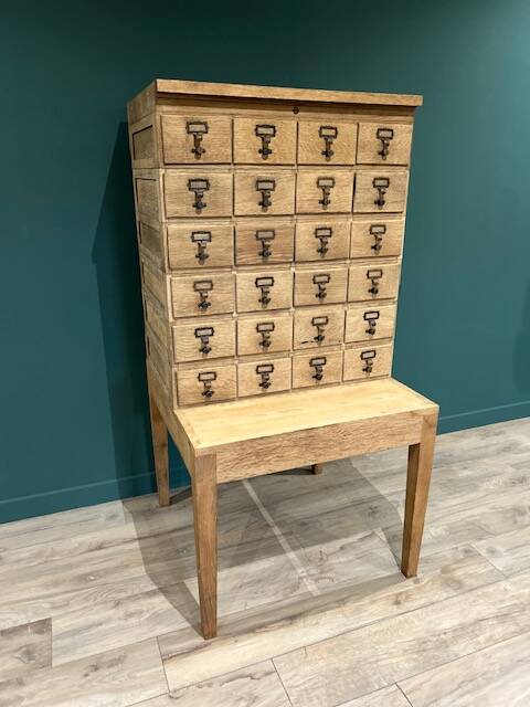 Shannon square table and 24-compartment business unit set