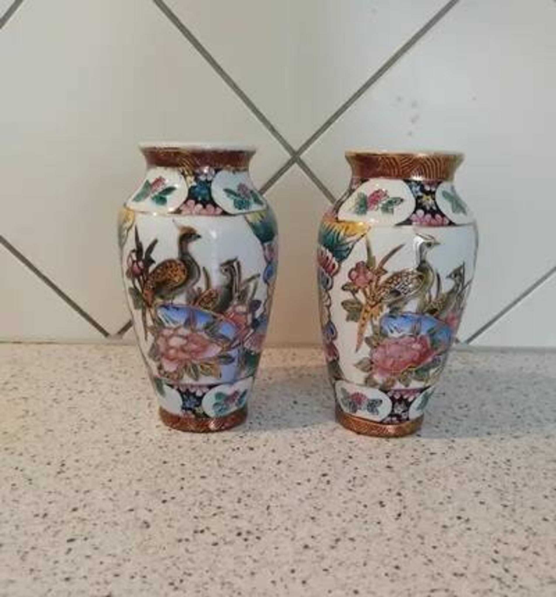 2 Japanese-style decorative vases