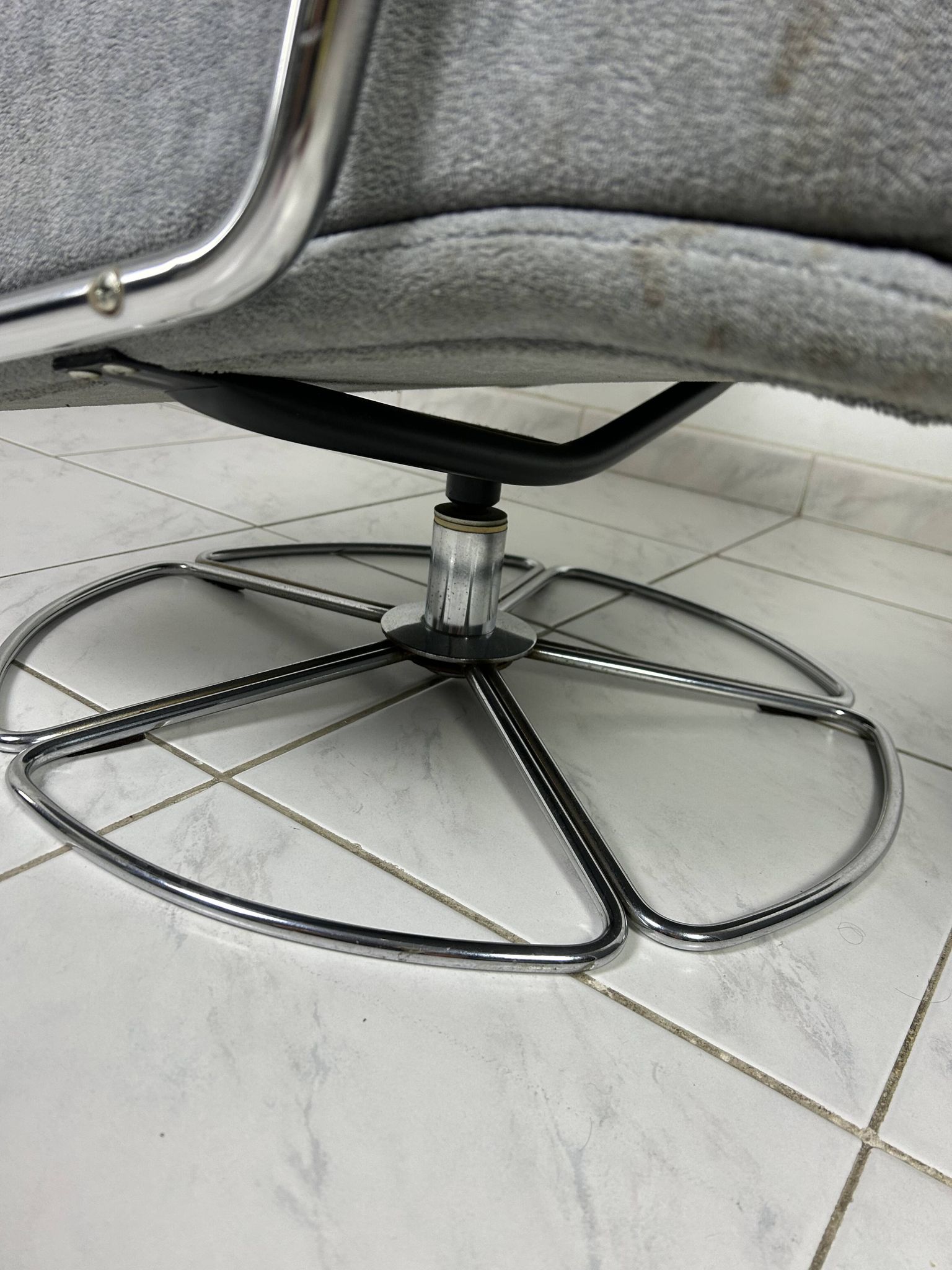 Vintage Gelderland swivel armchair with ottoman Jan des Bouvrie