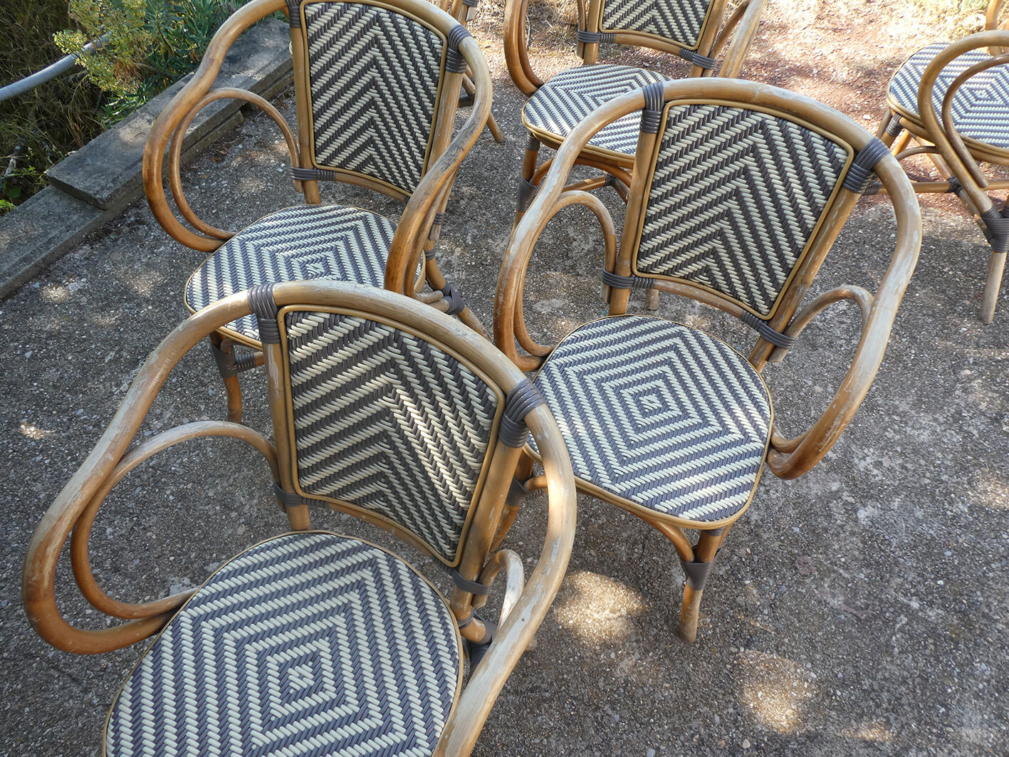 Ensemble de 6 fauteuils bistrot de terrasse en rotin type "parisienne".
