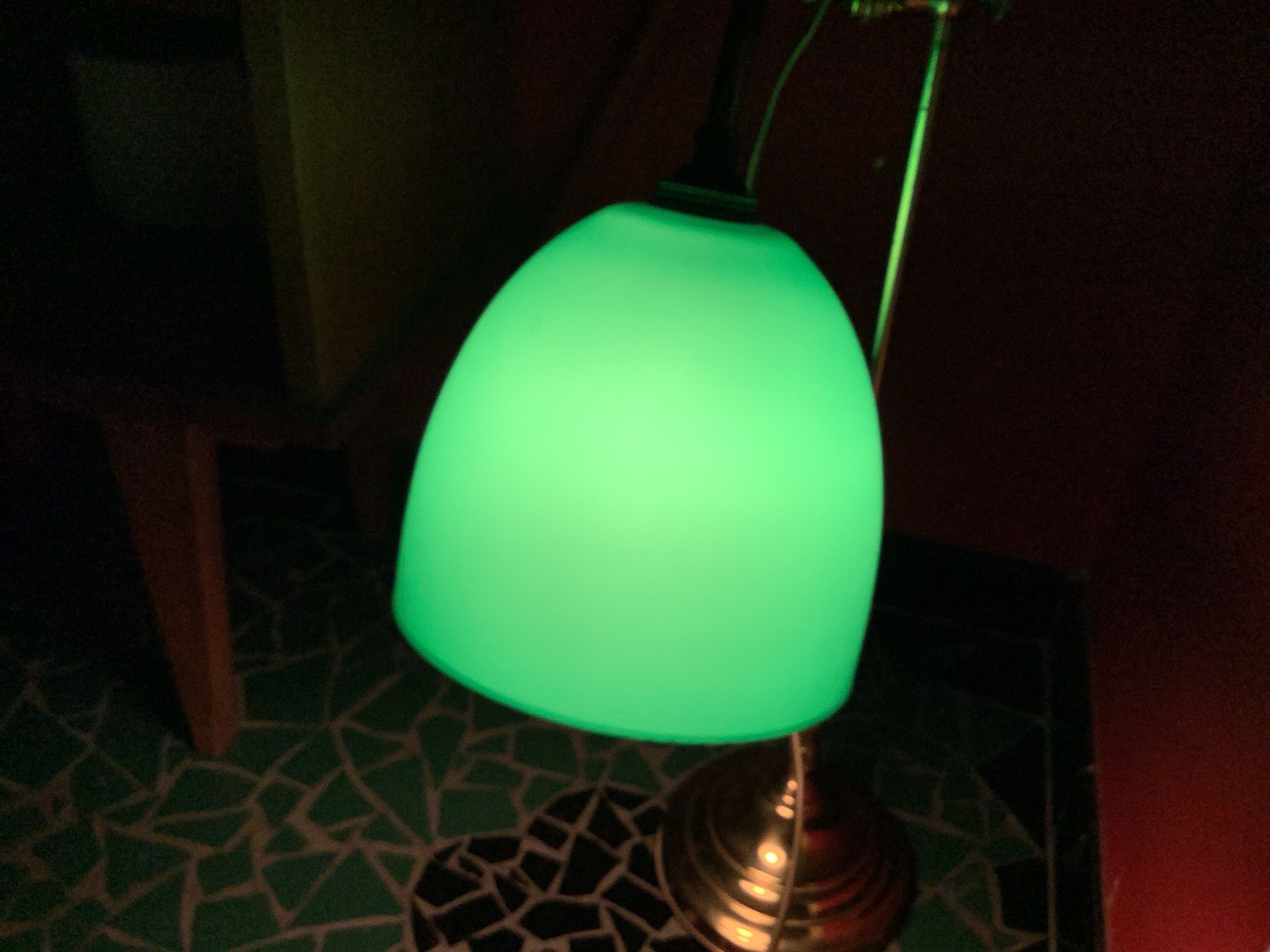 Desk lamp in brass and green opaline