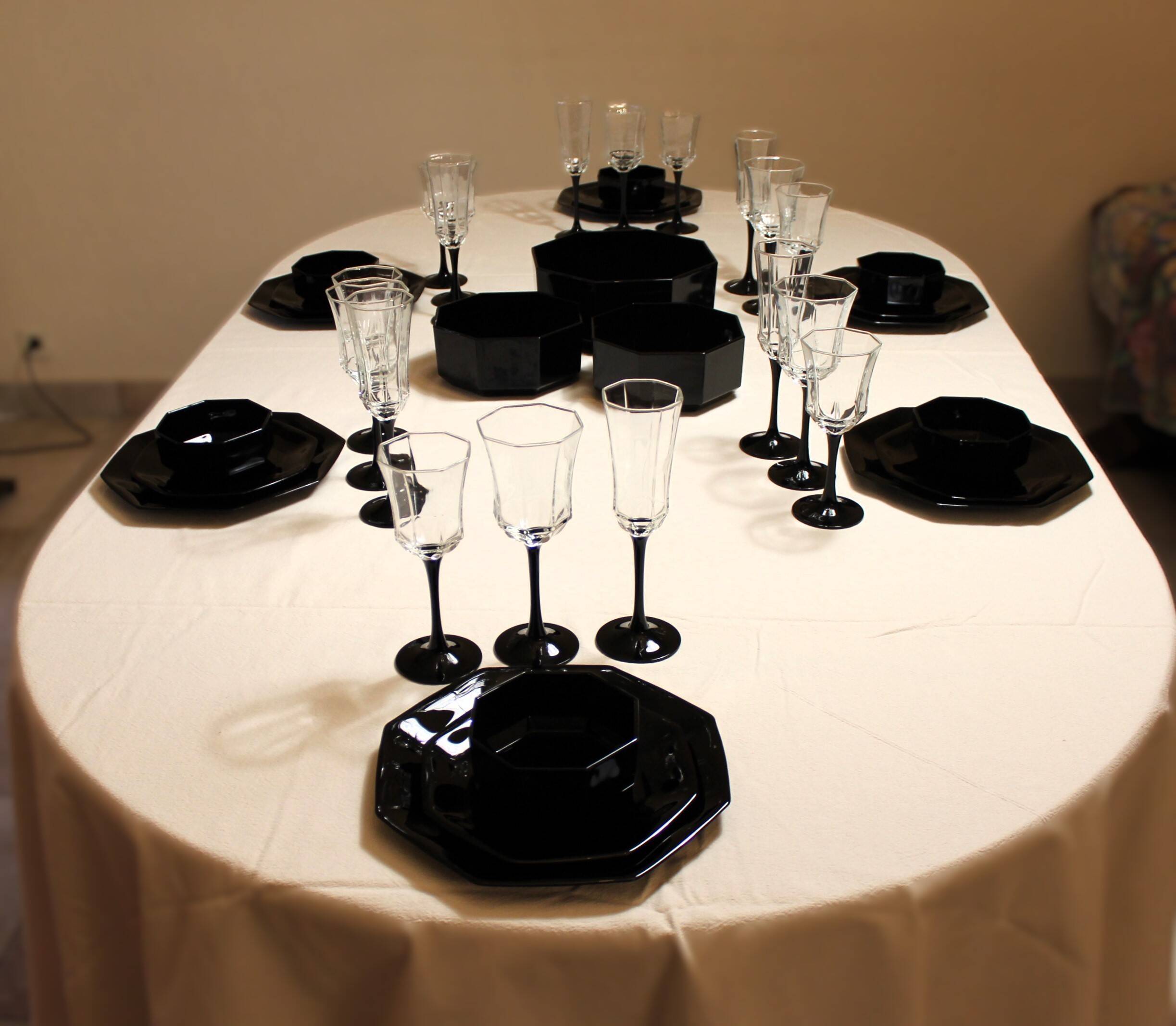 6 black Arcoroc "Octime" dinner plates (set 1)