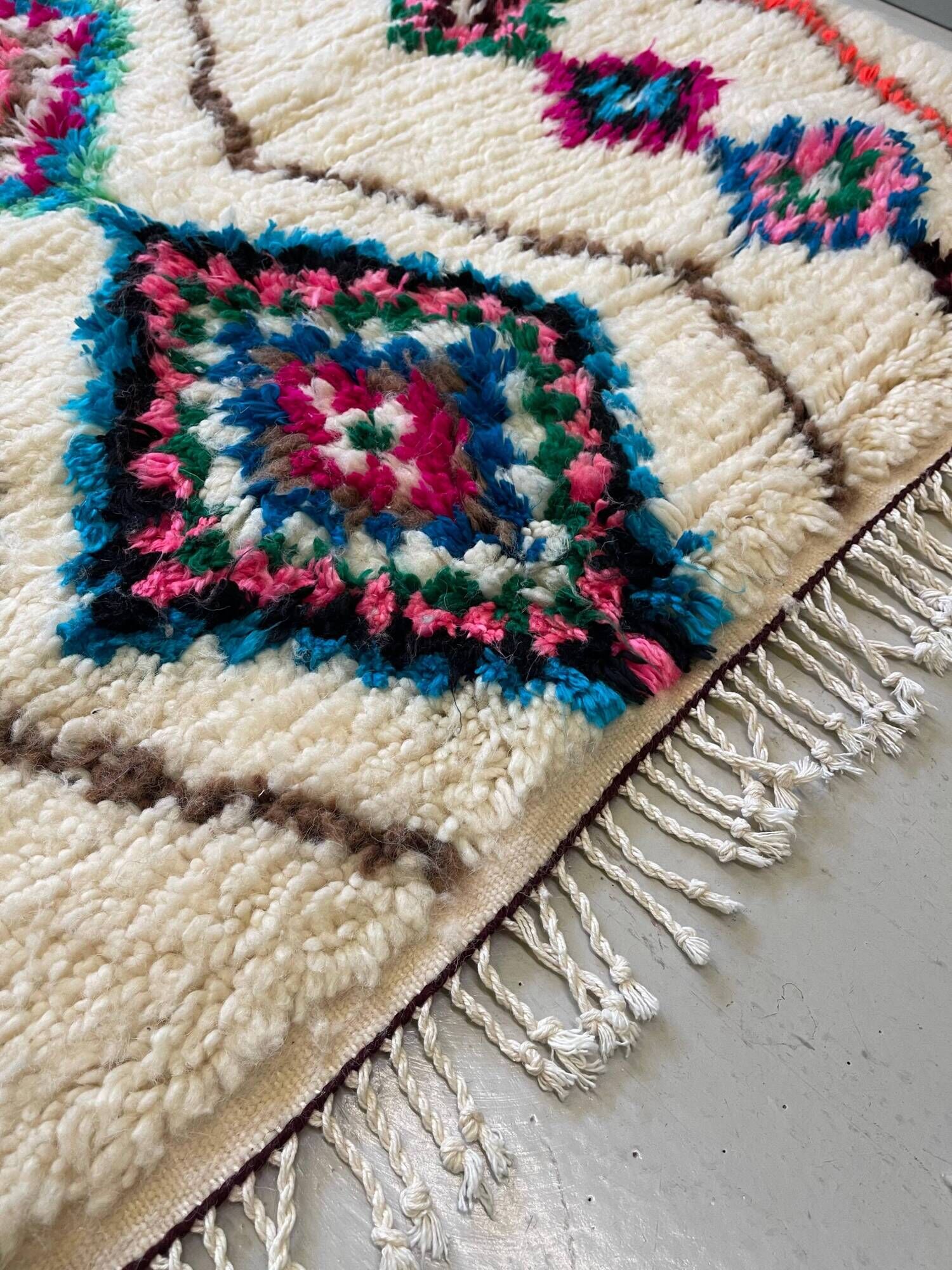 Moroccan Berber rug in cream wool with multicoloured diamonds – 250 × 147 cm
