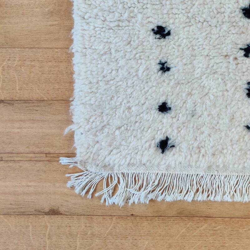 Berber rug with aligned black dots 95x150 cm