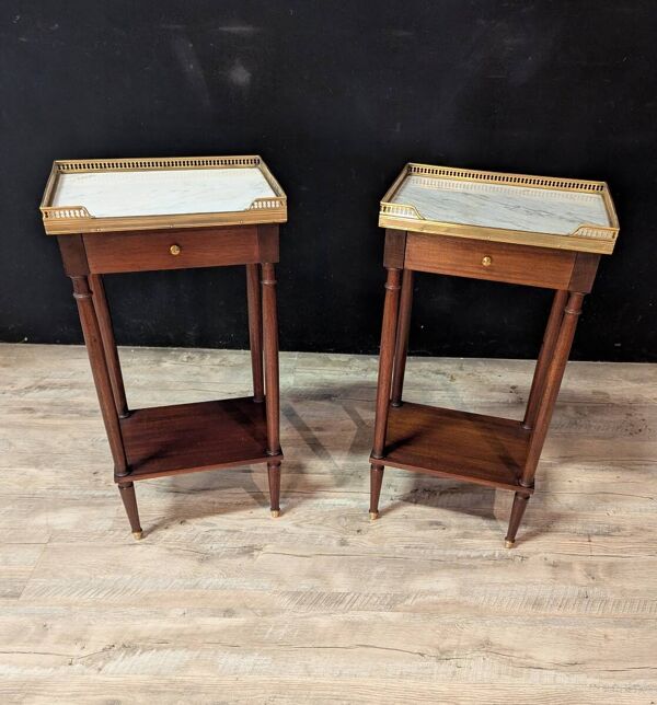Paire de petites tables de chevet de style Louis XVI
