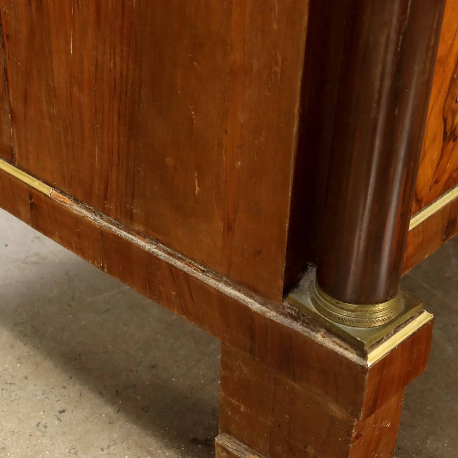 Commode Empire ancienne en noyer, peuplier et bronze, XIXe siècle