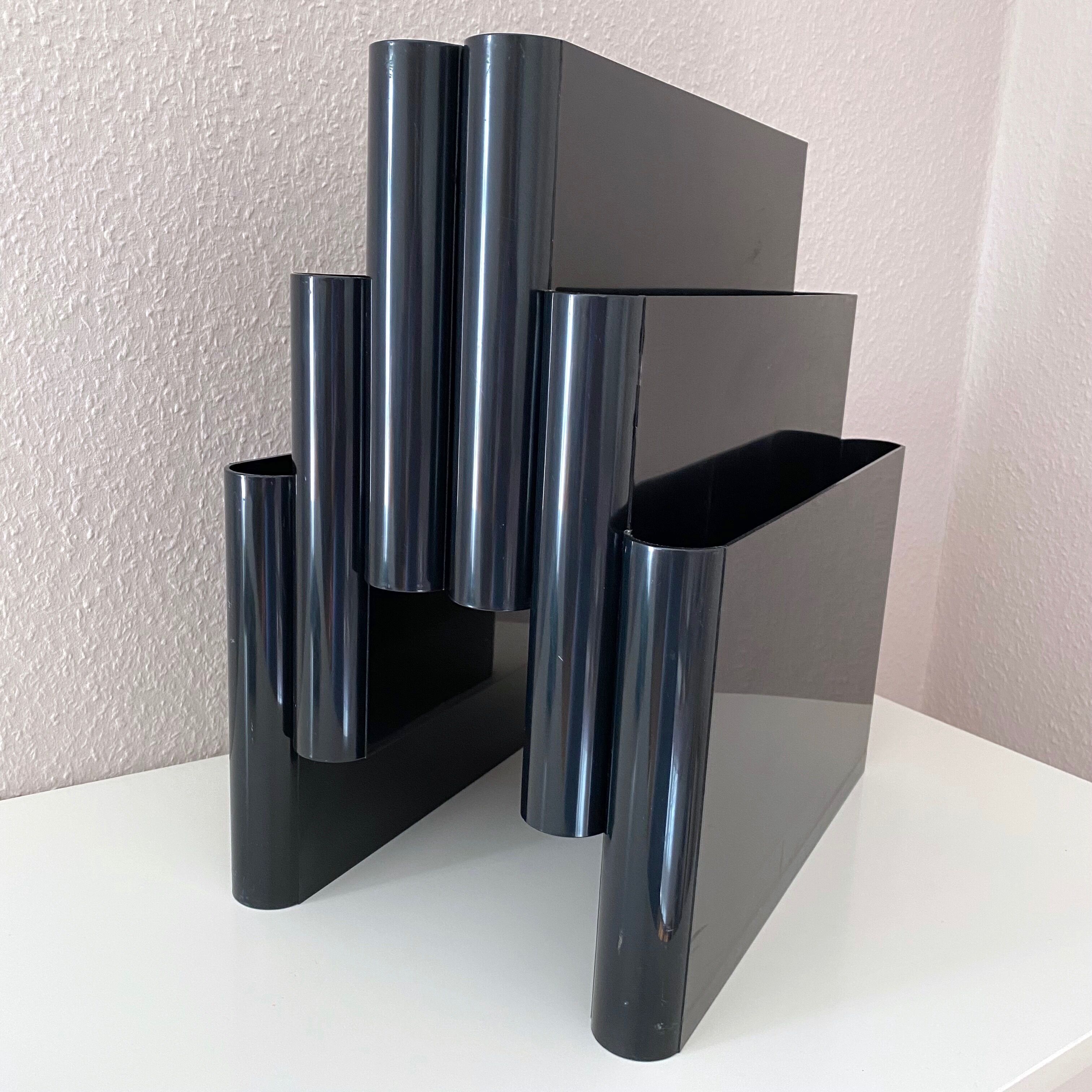 Kartell Stoppino magazine rack