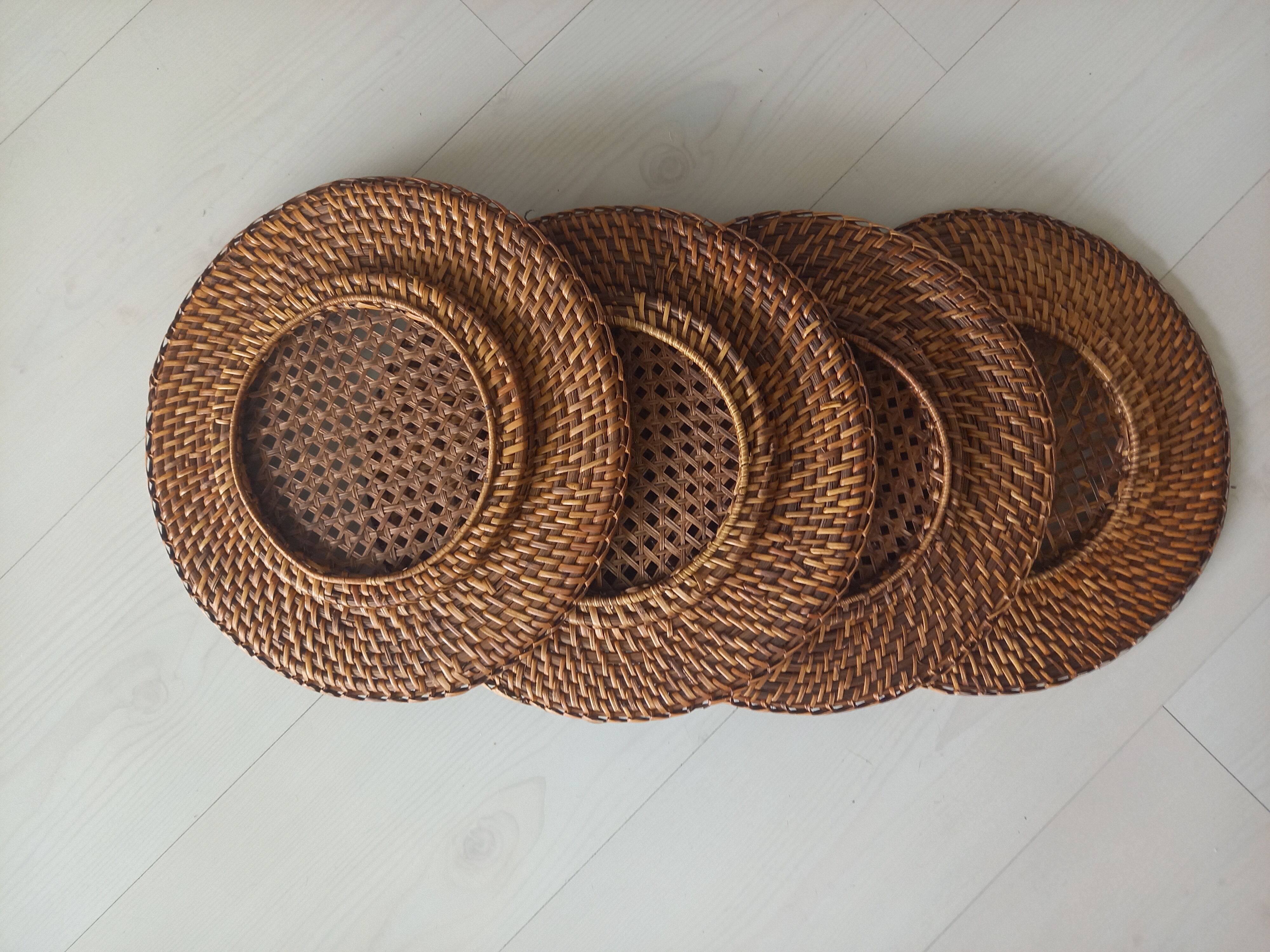 4 undersides for presentation in canna rattan and braided table set