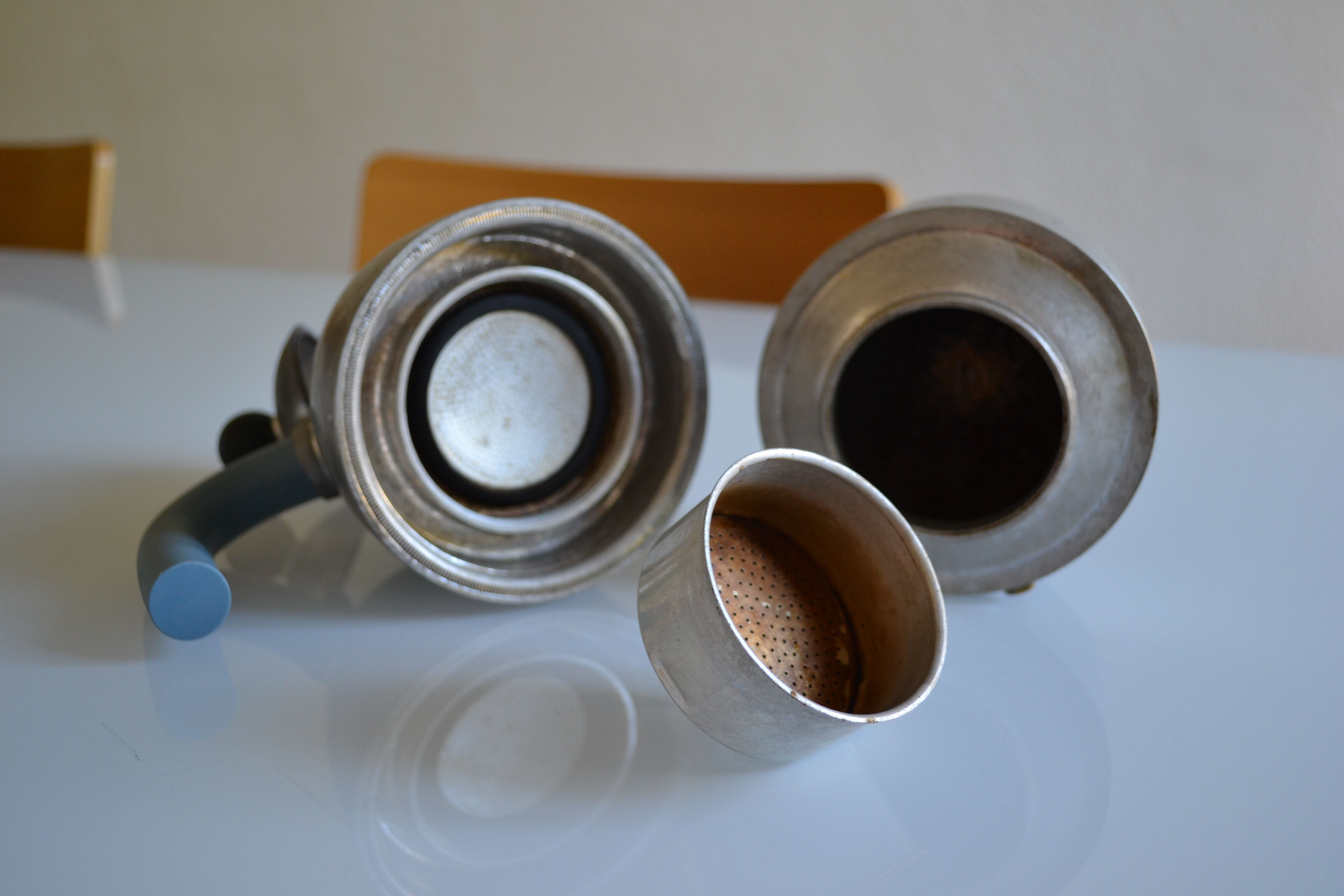 Cafetière alessi postmoderniste " pellicano " par Michael Graves