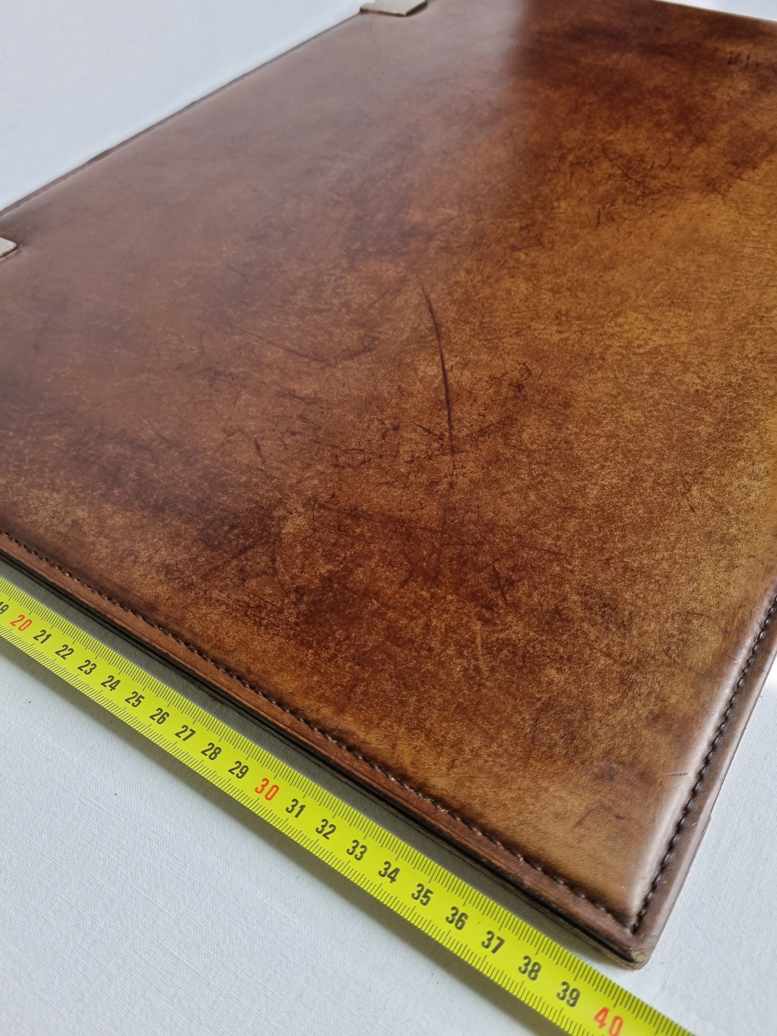Underhand in saddle leather and vintage brushed metal