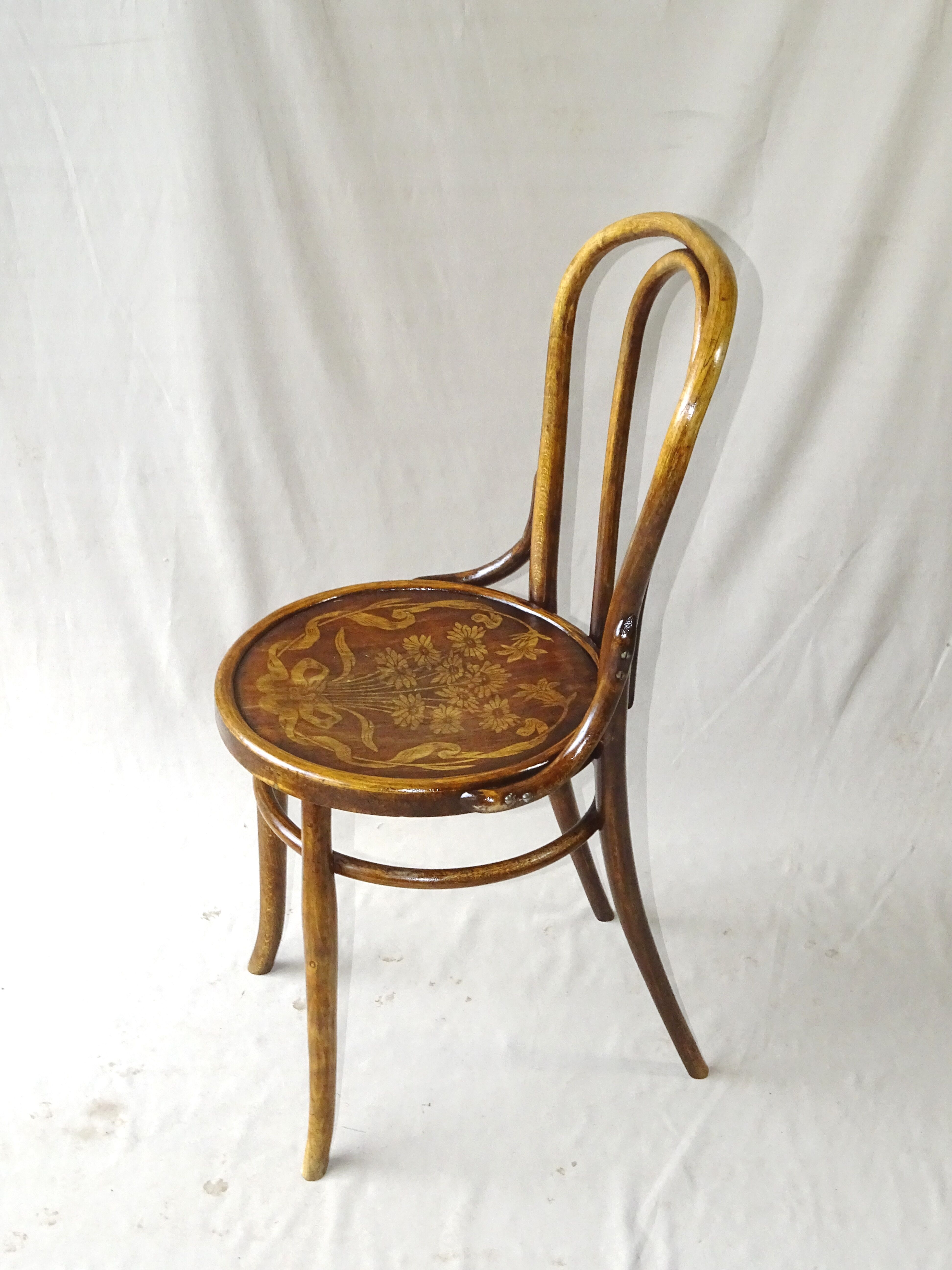 2 bistro chairs sitting wood flowers type 18 Wood- curved