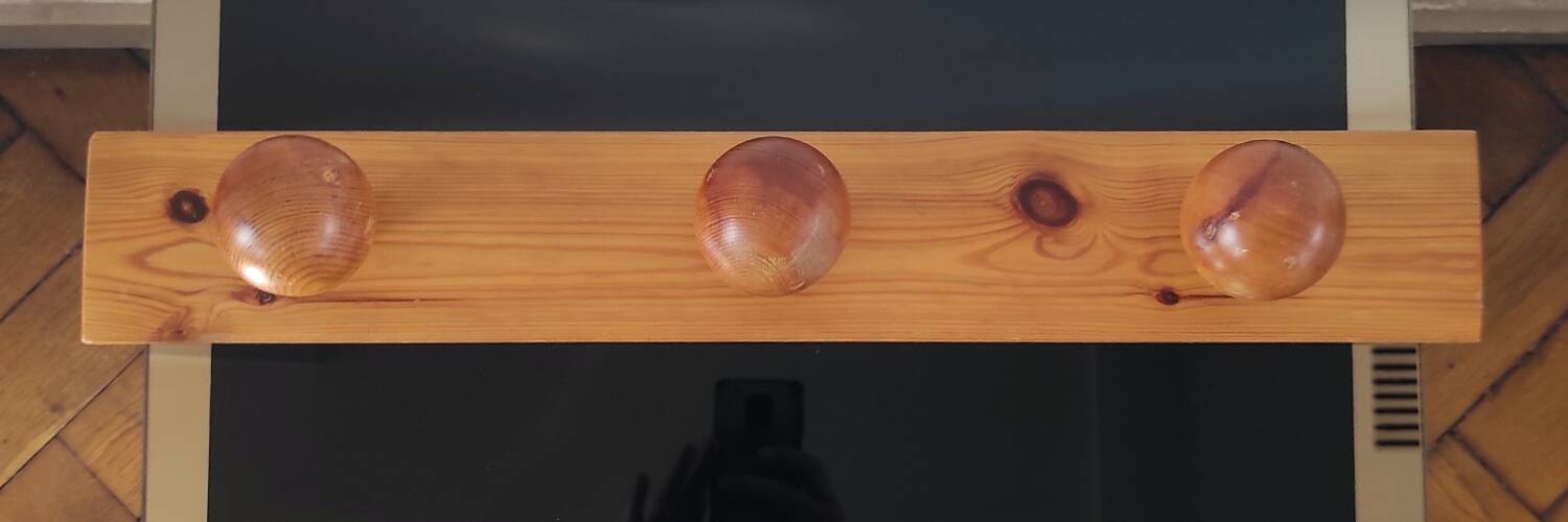 Wall-mounted coat rack with 3 ball hooks in solid pine – Scandinavian design